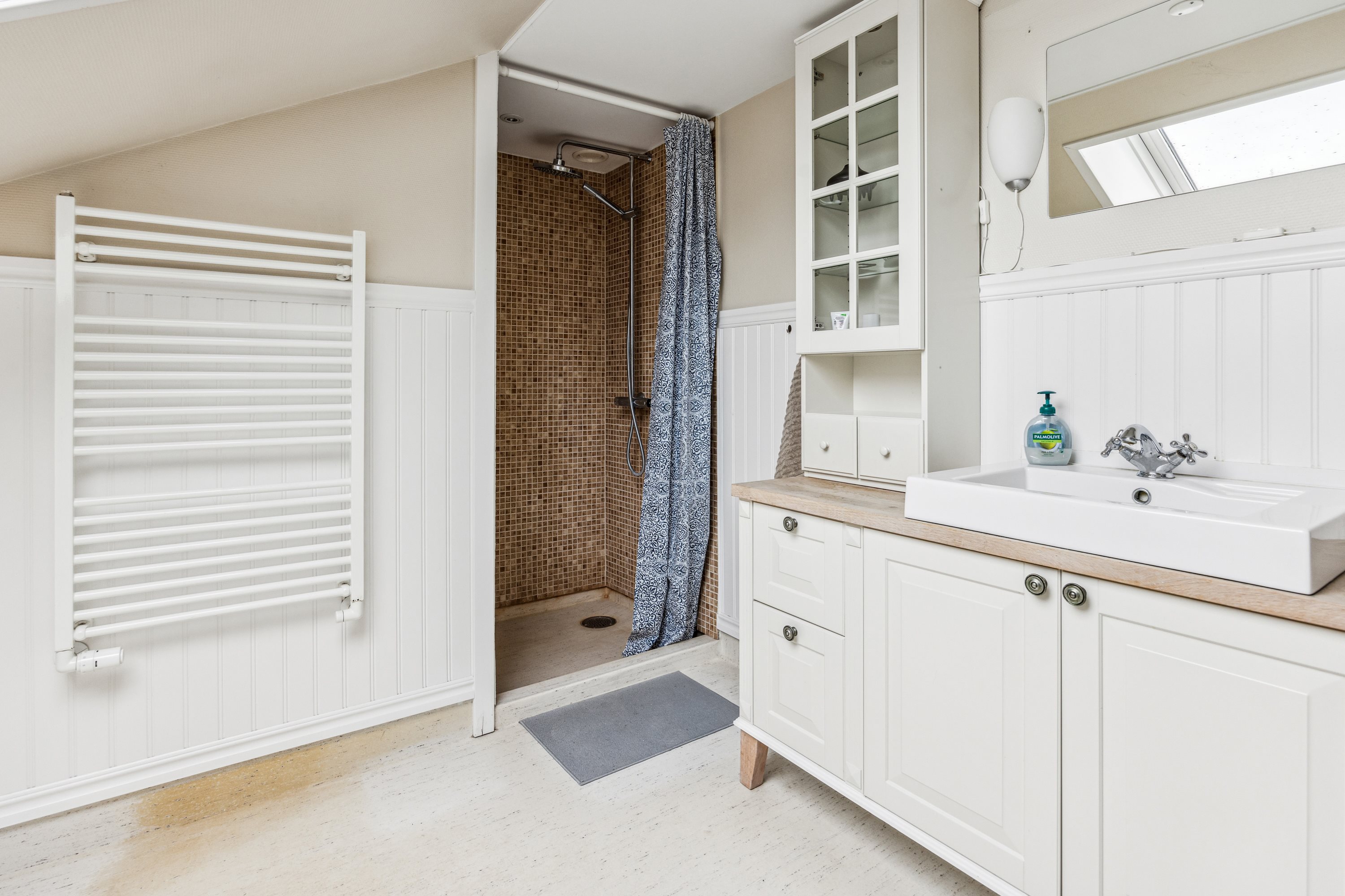 Fremhævet badeværelse billede i fuldskærmstilstand. Billede af Hvorupgårdvej 46, 9400 Nørresundby