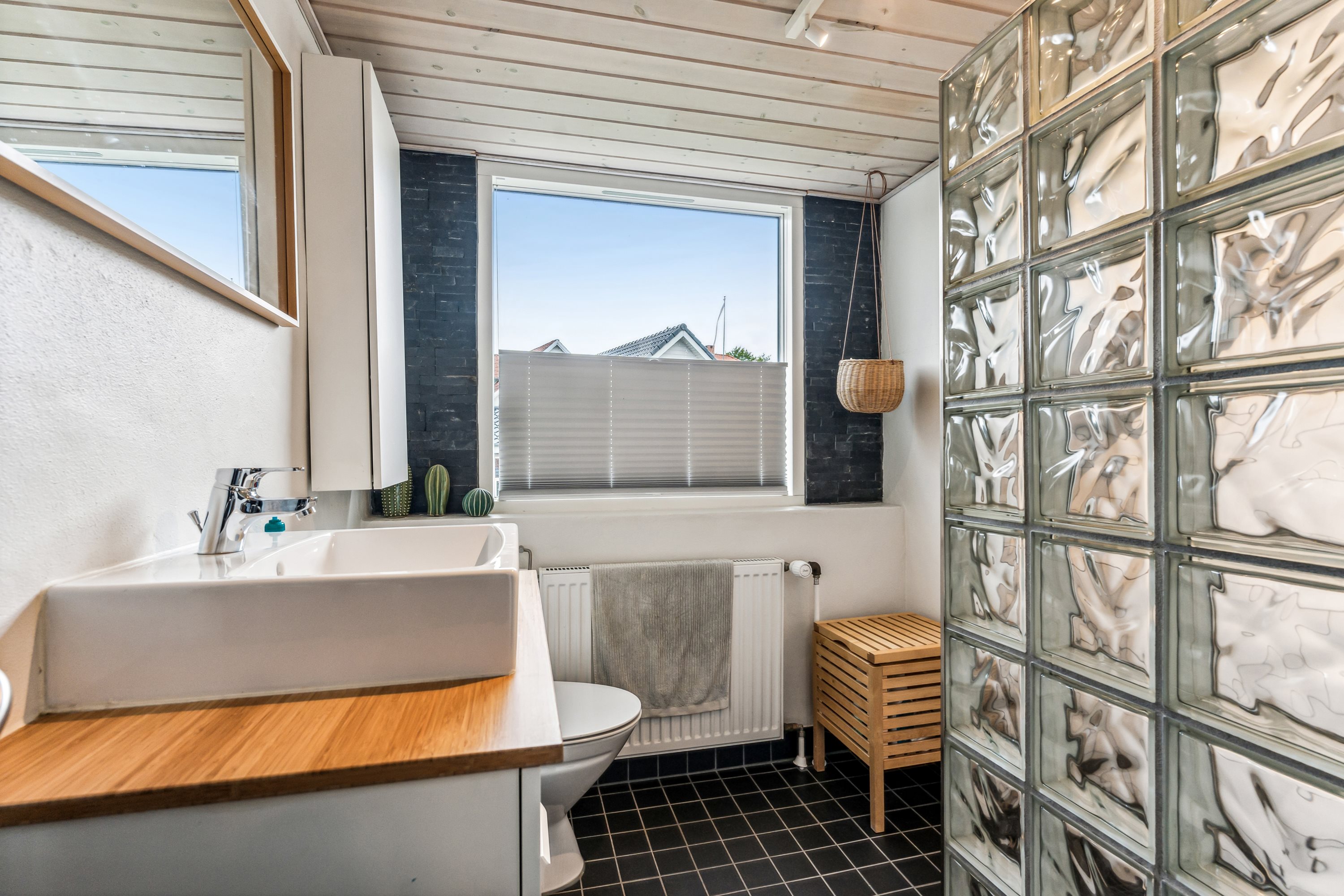 Fremhævet badeværelse billede i fuldskærmstilstand. Billede af Tjærbyvej 15, 8930 Randers NØ