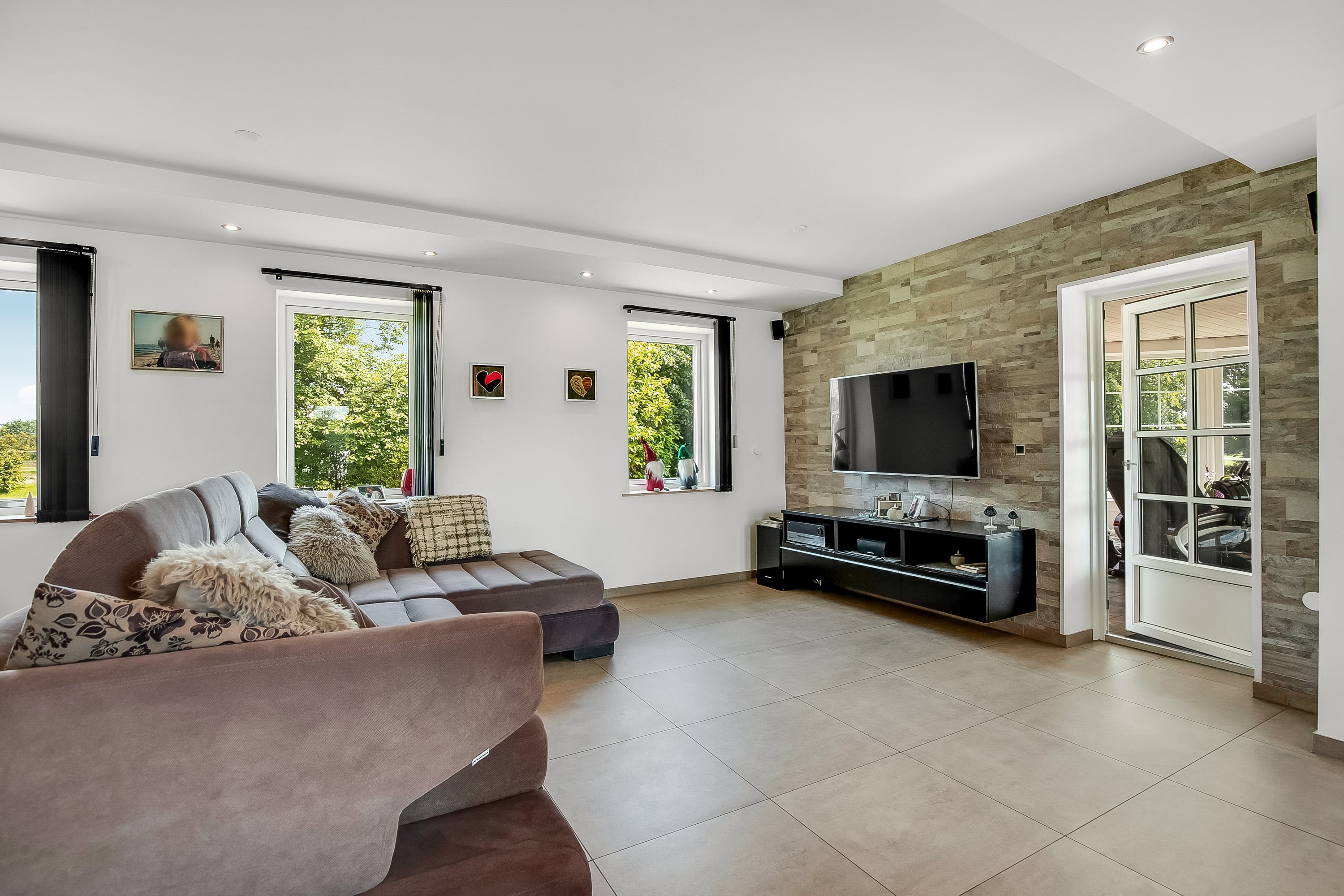 Fremhævet stue billede i fuldskærmstilstand. Billede af Lindskovvej 6, L. Velling, 7000 Fredericia