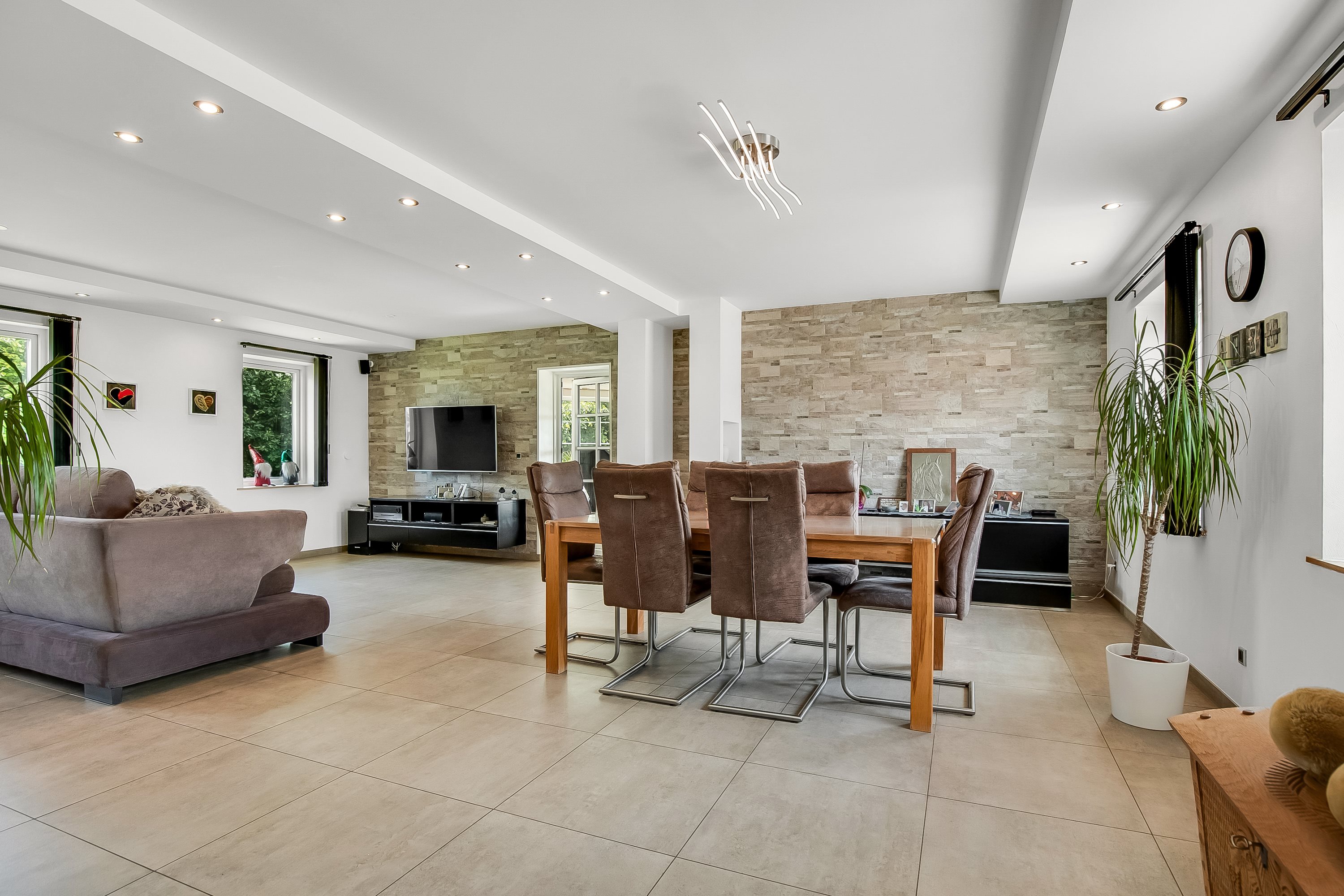 Fremhævet stue billede i fuldskærmstilstand. Billede af Lindskovvej 6, L. Velling, 7000 Fredericia