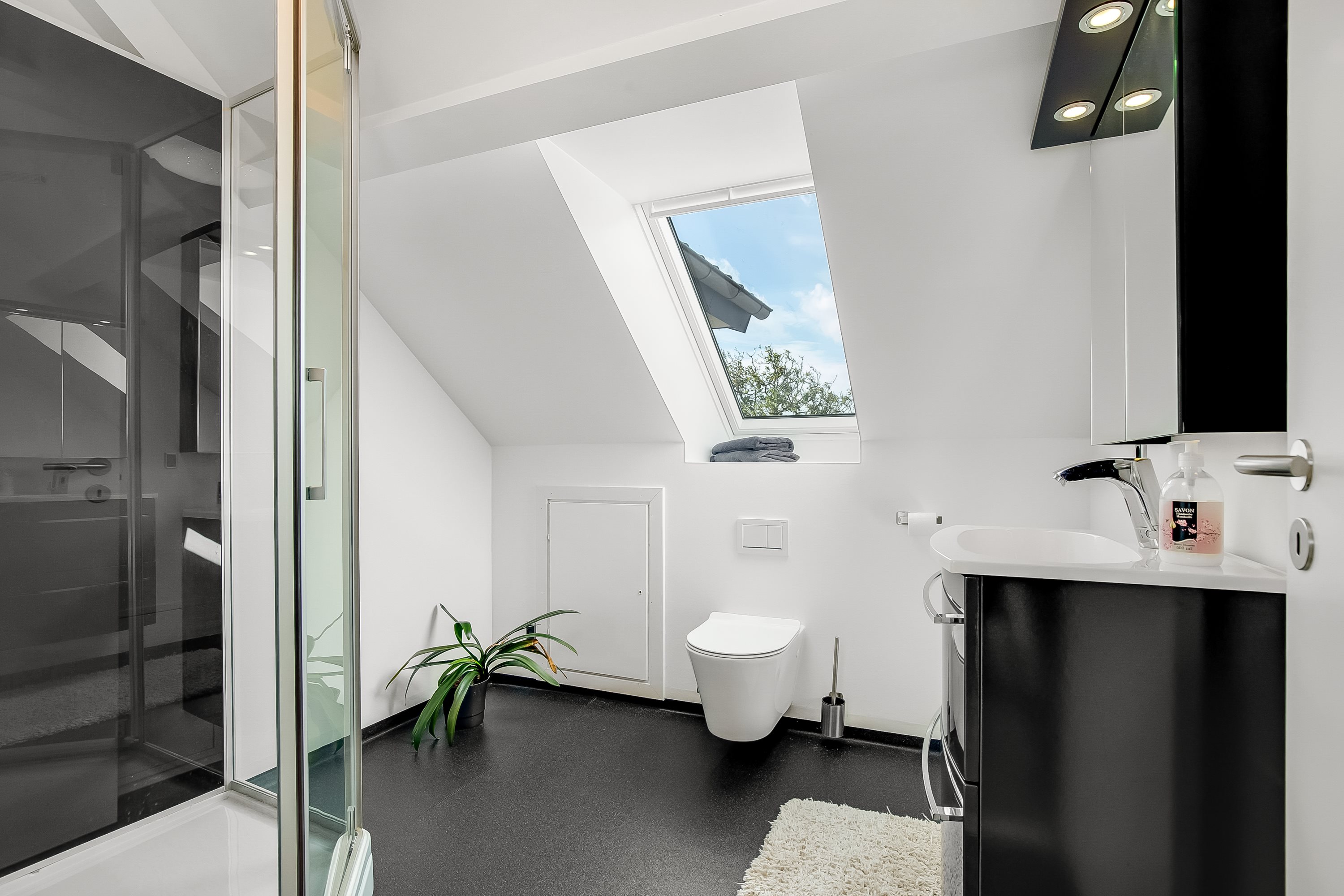 Fremhævet badeværelse billede i fuldskærmstilstand. Billede af Lindskovvej 6, L. Velling, 7000 Fredericia