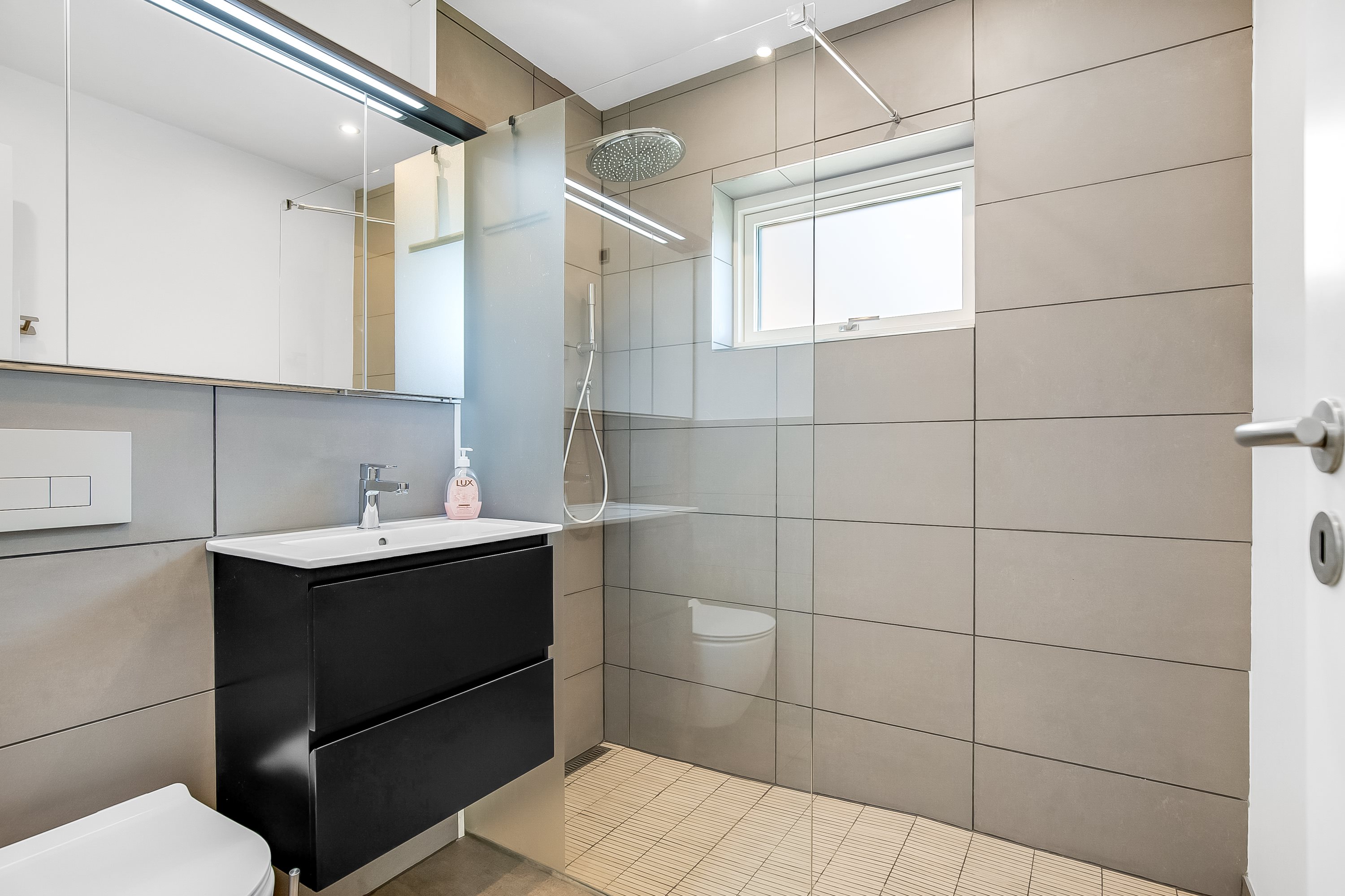 Fremhævet badeværelse billede i fuldskærmstilstand. Billede af Lindskovvej 6, L. Velling, 7000 Fredericia