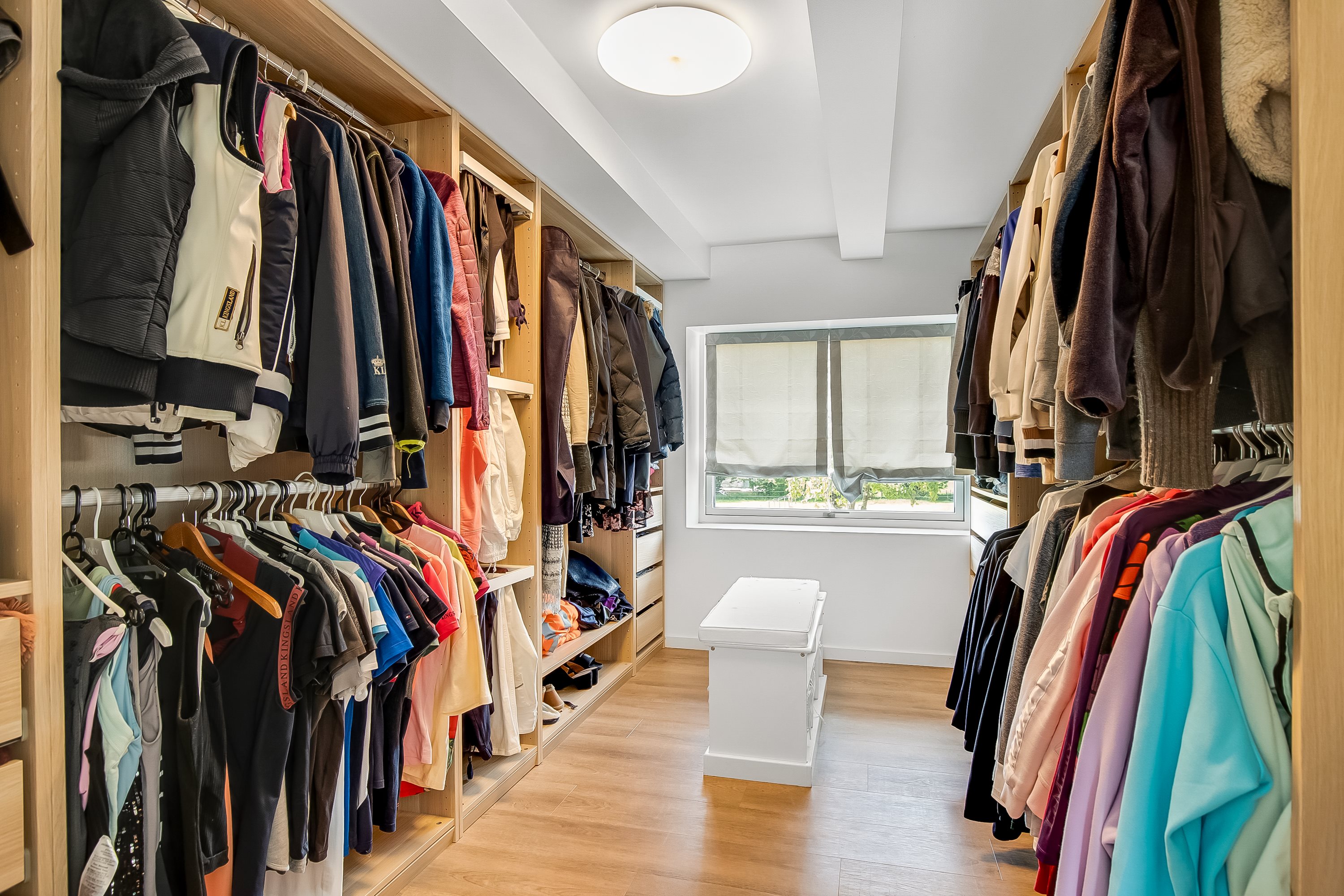 Fremhævet garderobe billede i fuldskærmstilstand. Billede af Lindskovvej 6, L. Velling, 7000 Fredericia