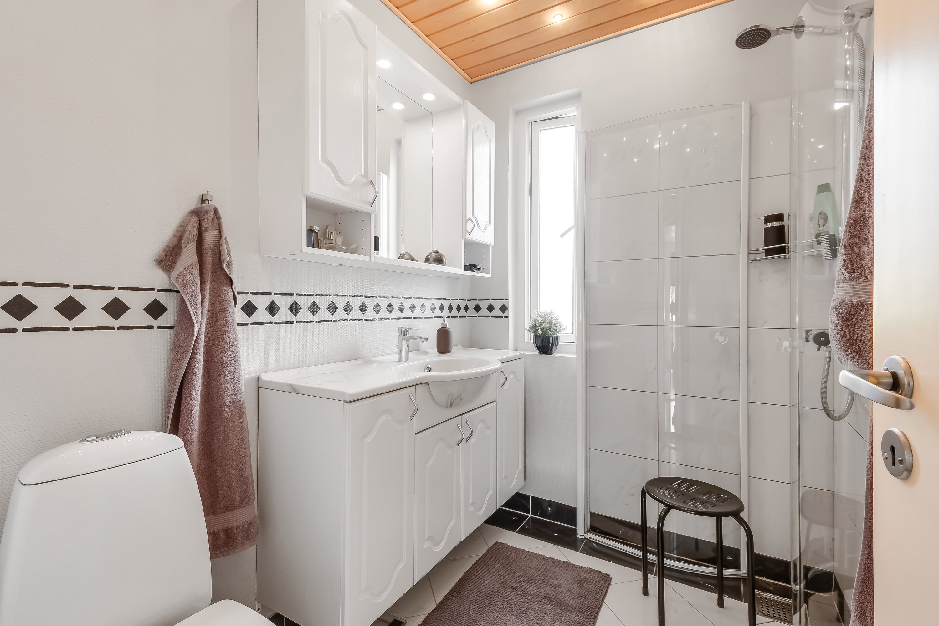 Fremhævet badeværelse billede i fuldskærmstilstand. Billede af Kløvervej 13, 7600 Struer