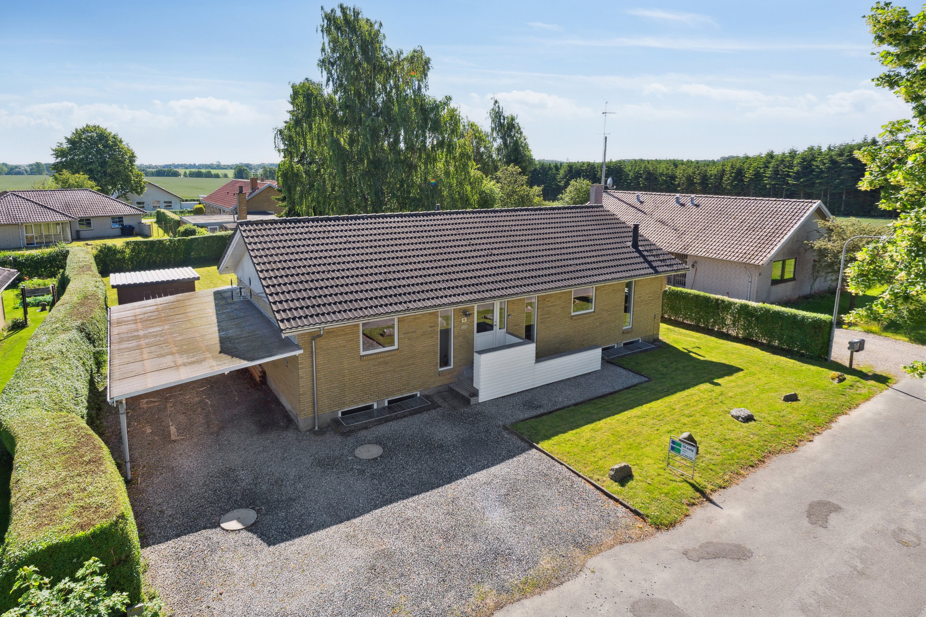 Fremhævet set fra vejen billede i fuldskærmstilstand. Billede af Kirketoften 15, Søllinge, 5750 Ringe