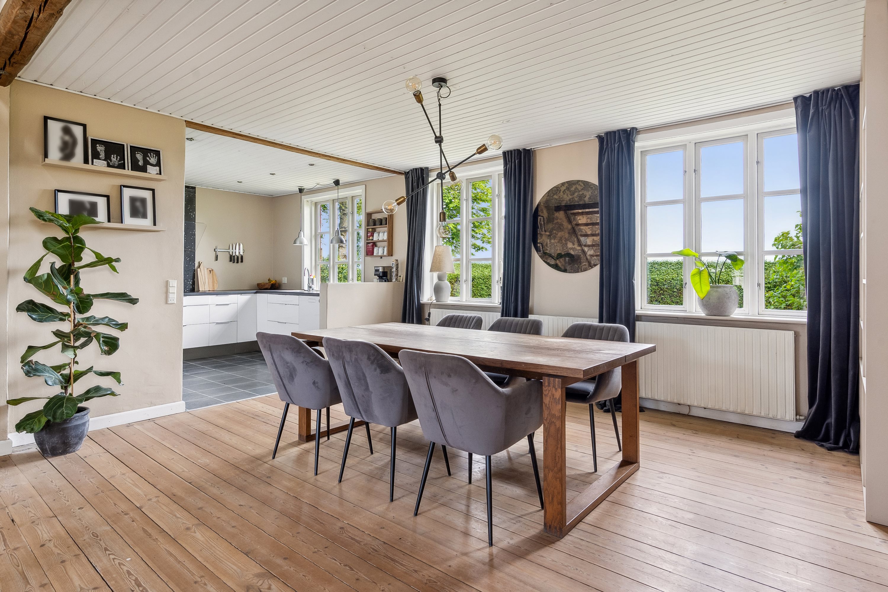 Fremhævet stue billede i fuldskærmstilstand. Billede af Bygaden 5, Kastbjerg, 8970 Havndal