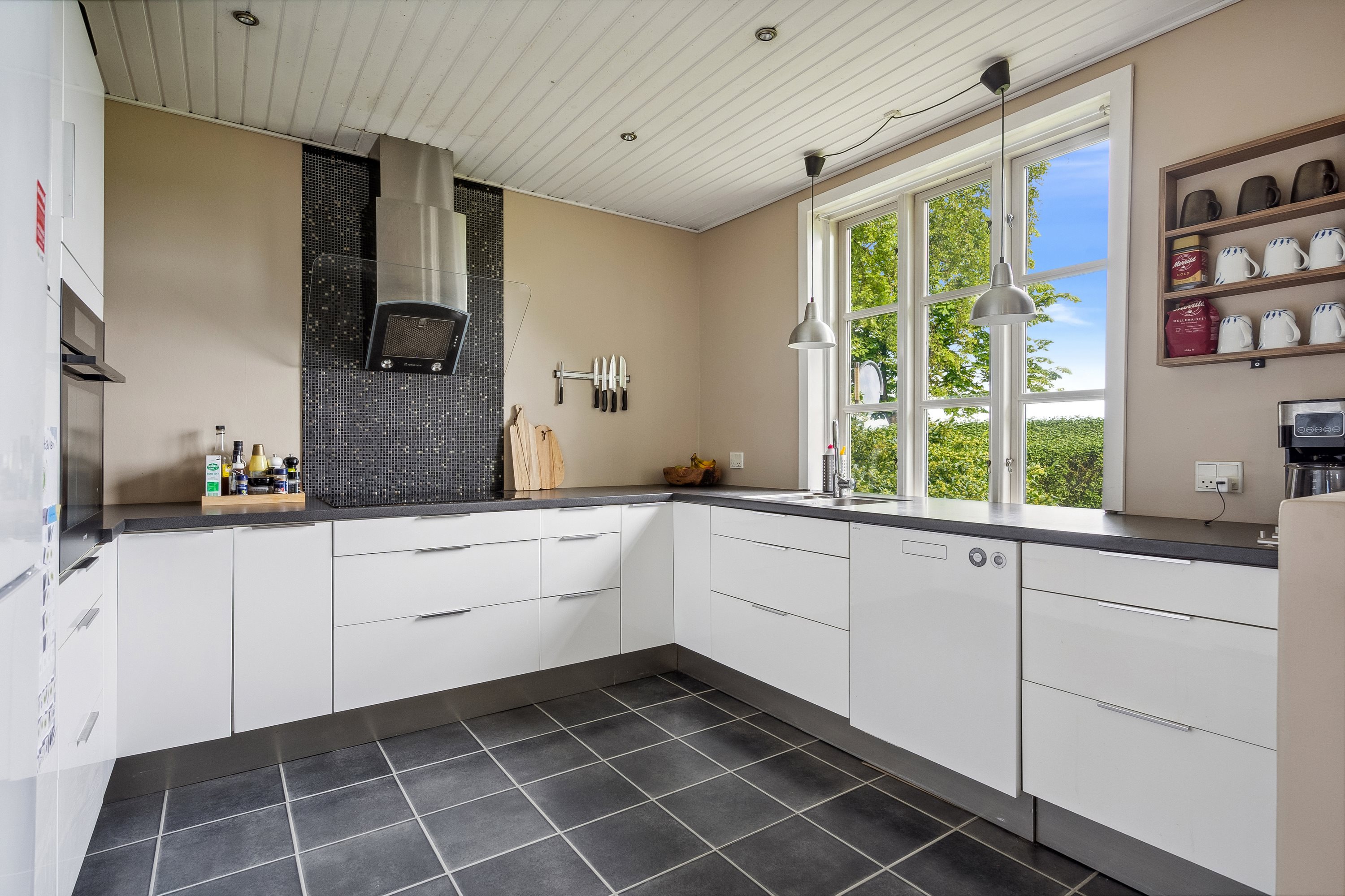 Fremhævet køkken billede i fuldskærmstilstand. Billede af Bygaden 5, Kastbjerg, 8970 Havndal