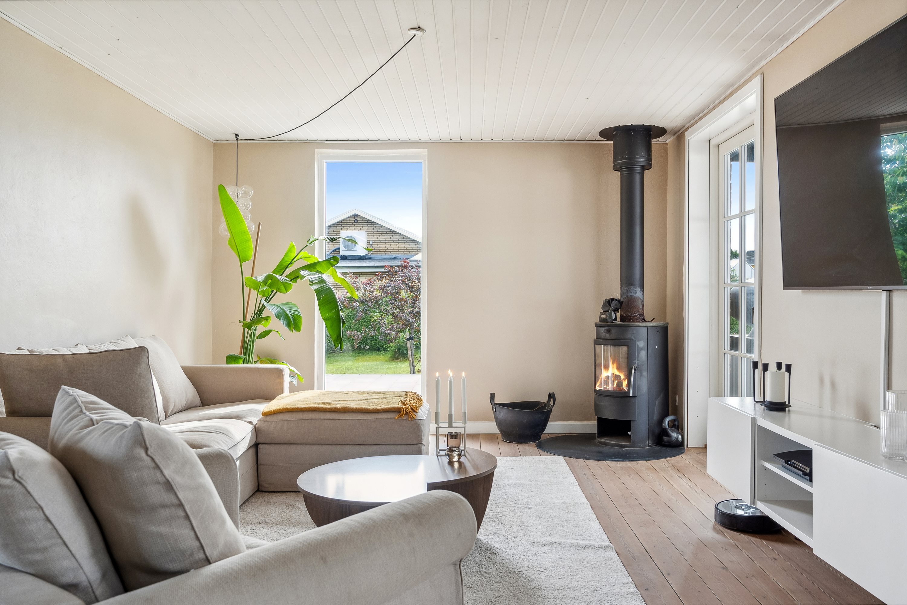 Fremhævet stue billede i fuldskærmstilstand. Billede af Bygaden 5, Kastbjerg, 8970 Havndal