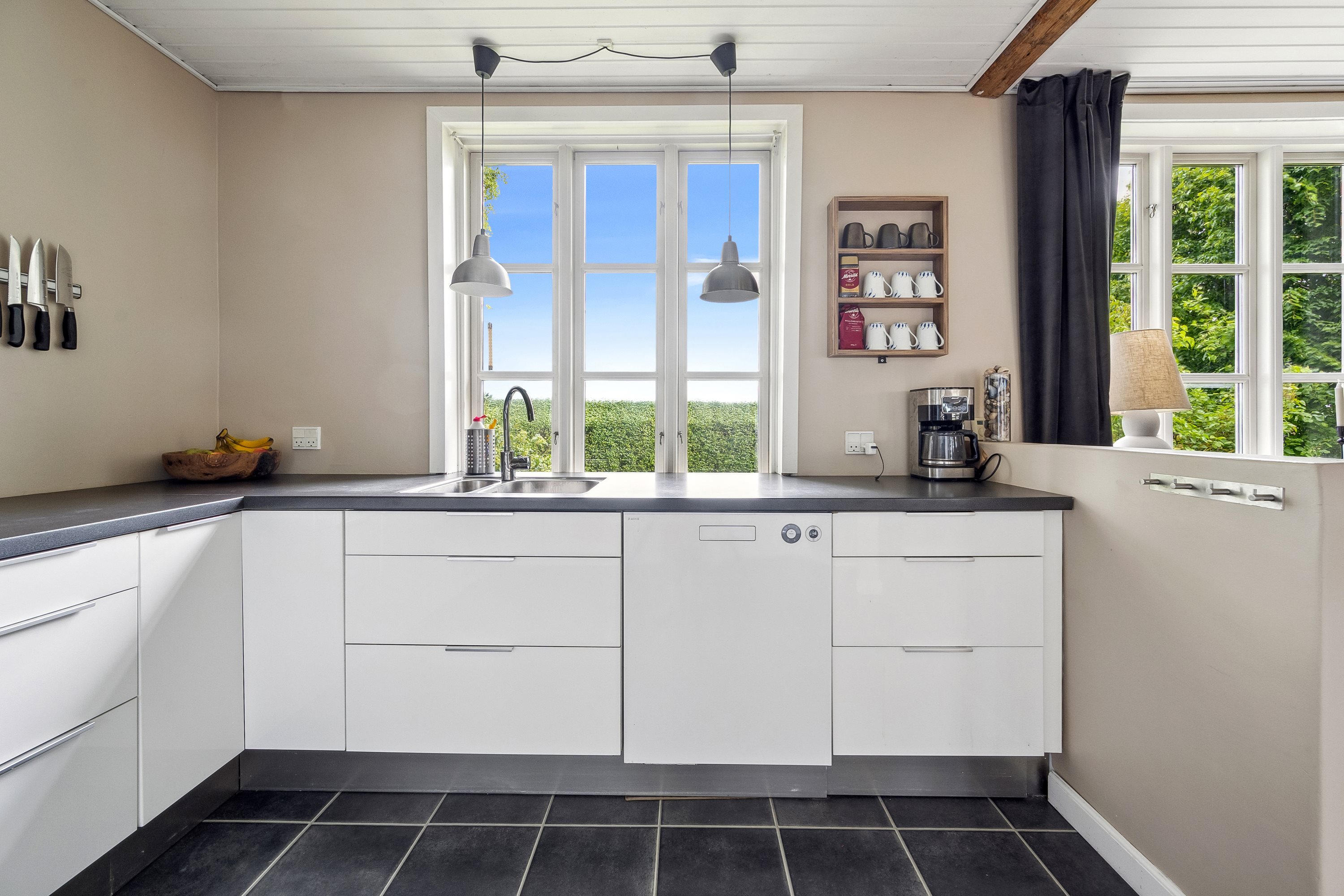 Fremhævet køkken billede i fuldskærmstilstand. Billede af Bygaden 5, Kastbjerg, 8970 Havndal