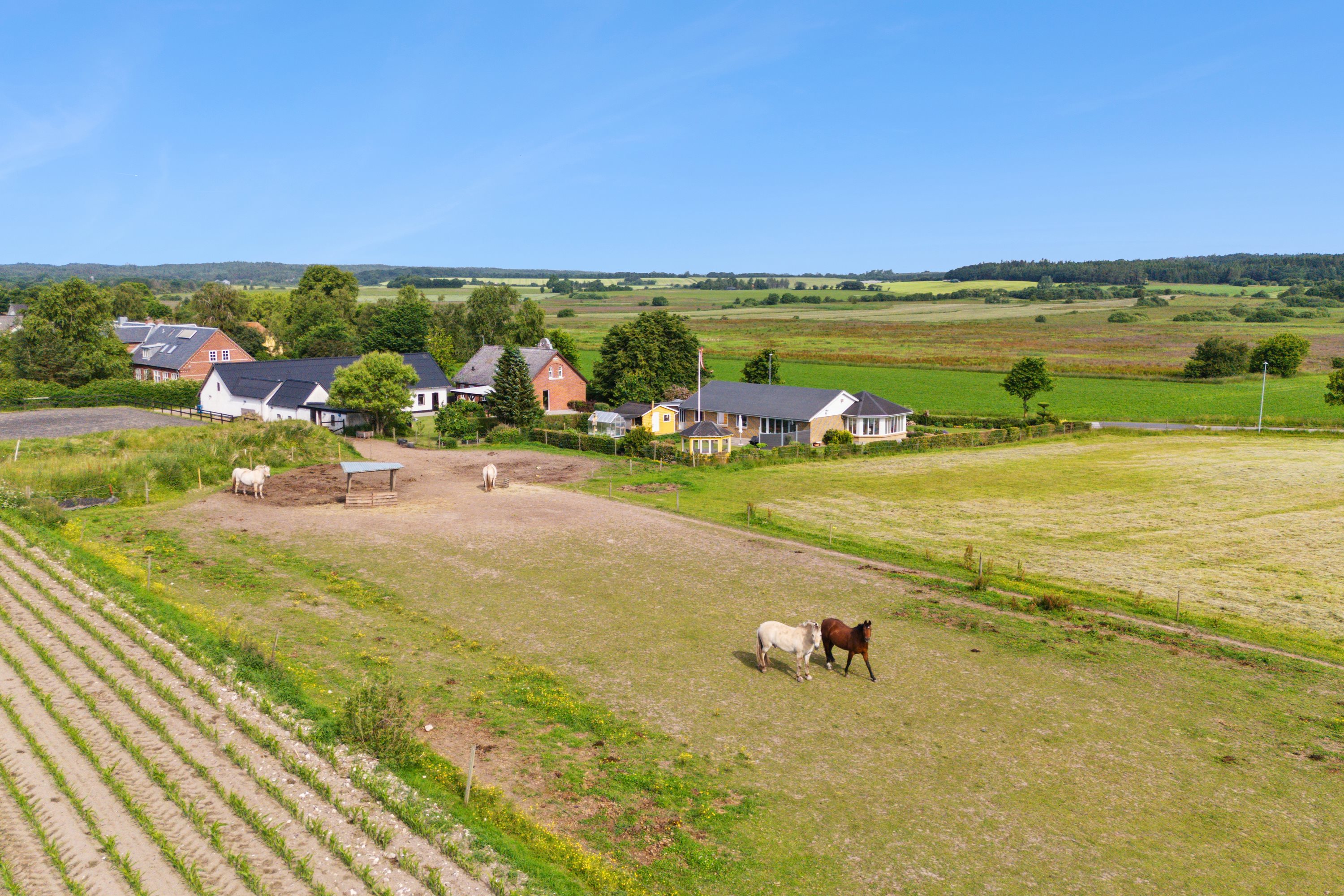 Fremhævet terrasse billede i fuldskærmstilstand. Billede af Bygaden 5, Kastbjerg, 8970 Havndal