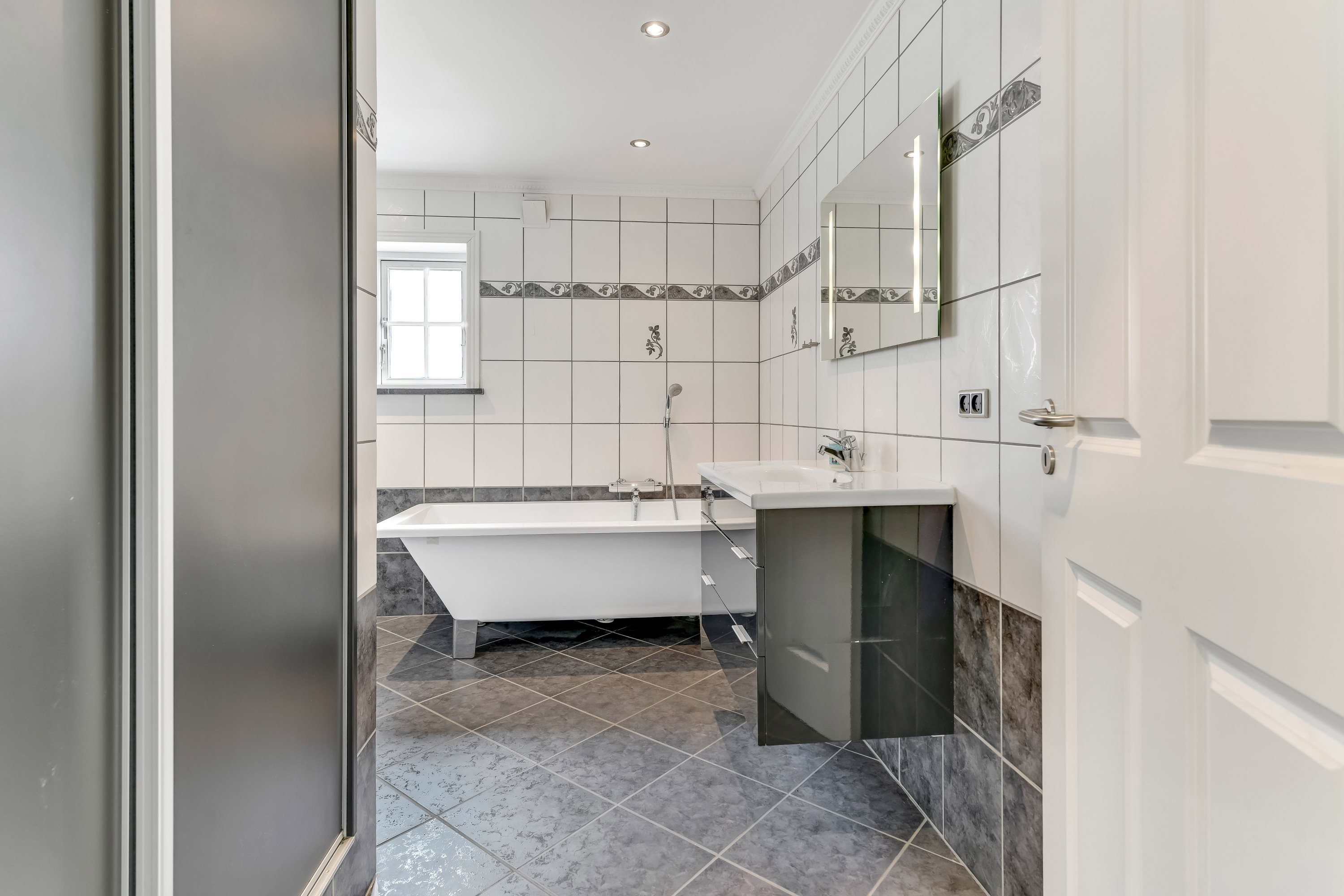 Fremhævet badeværelse billede i fuldskærmstilstand. Billede af Nørrebrogade 76, 6700 Esbjerg