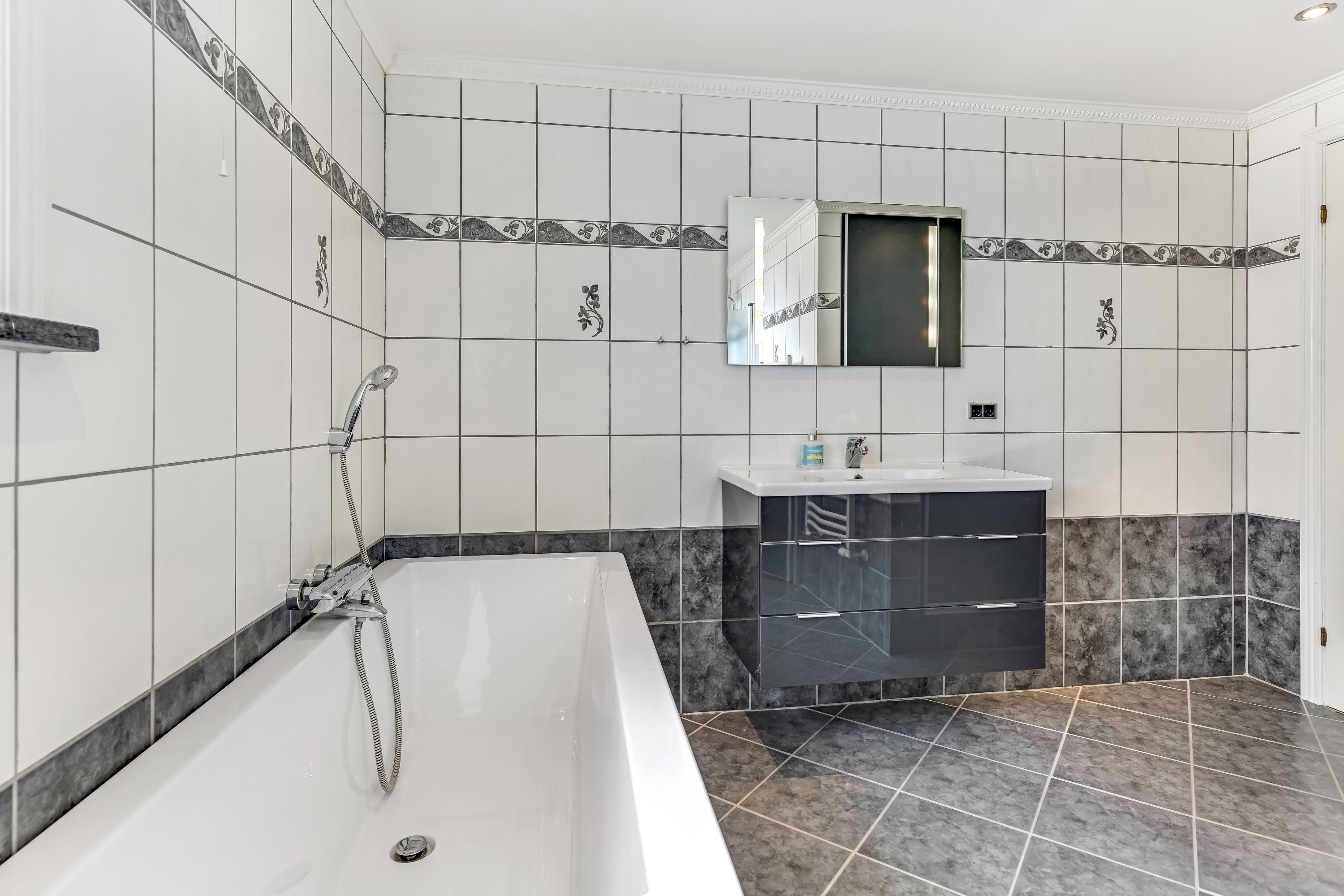 Fremhævet badeværelse billede i fuldskærmstilstand. Billede af Nørrebrogade 76, 6700 Esbjerg