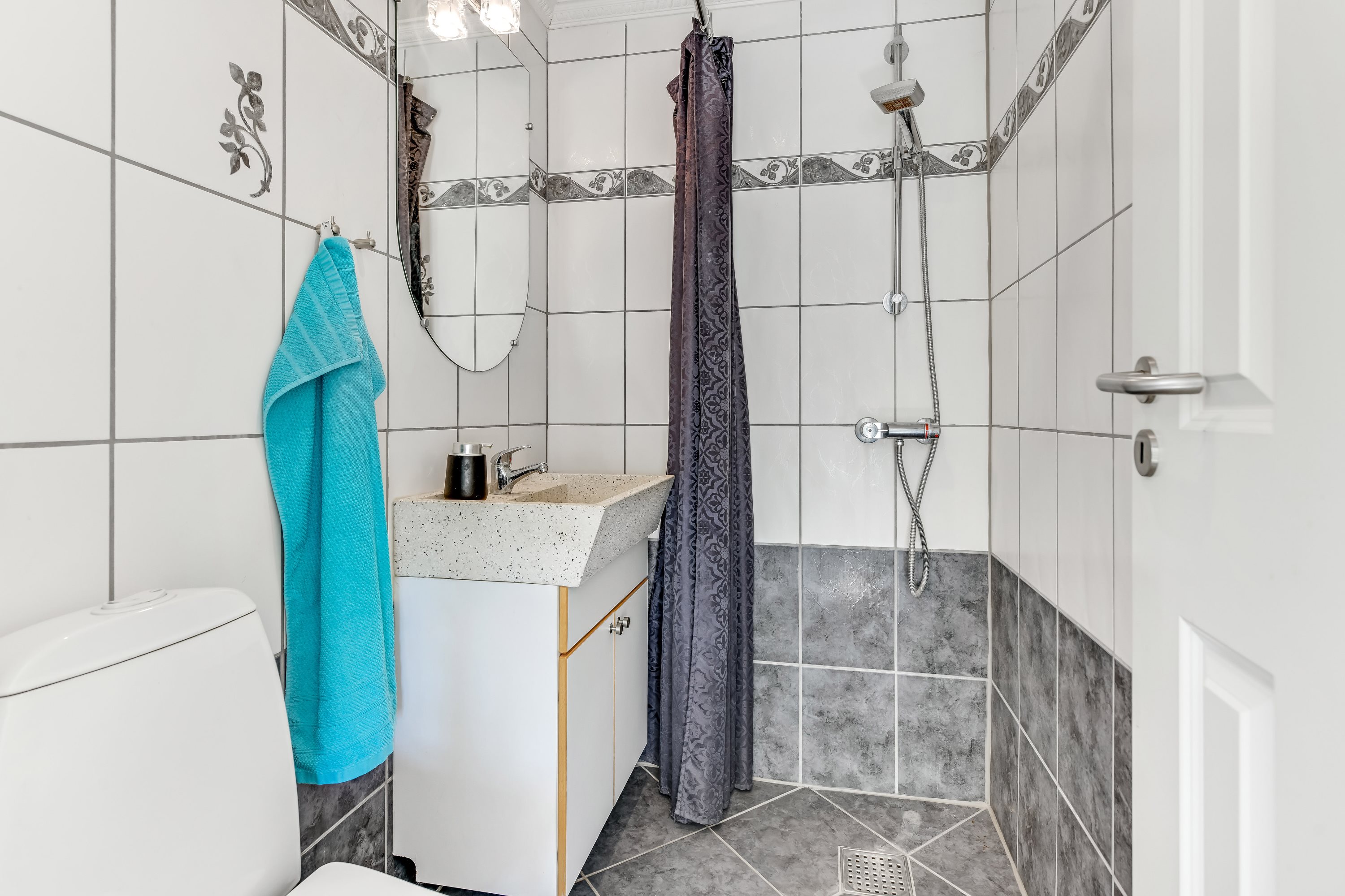 Fremhævet badeværelse billede i fuldskærmstilstand. Billede af Nørrebrogade 76, 6700 Esbjerg