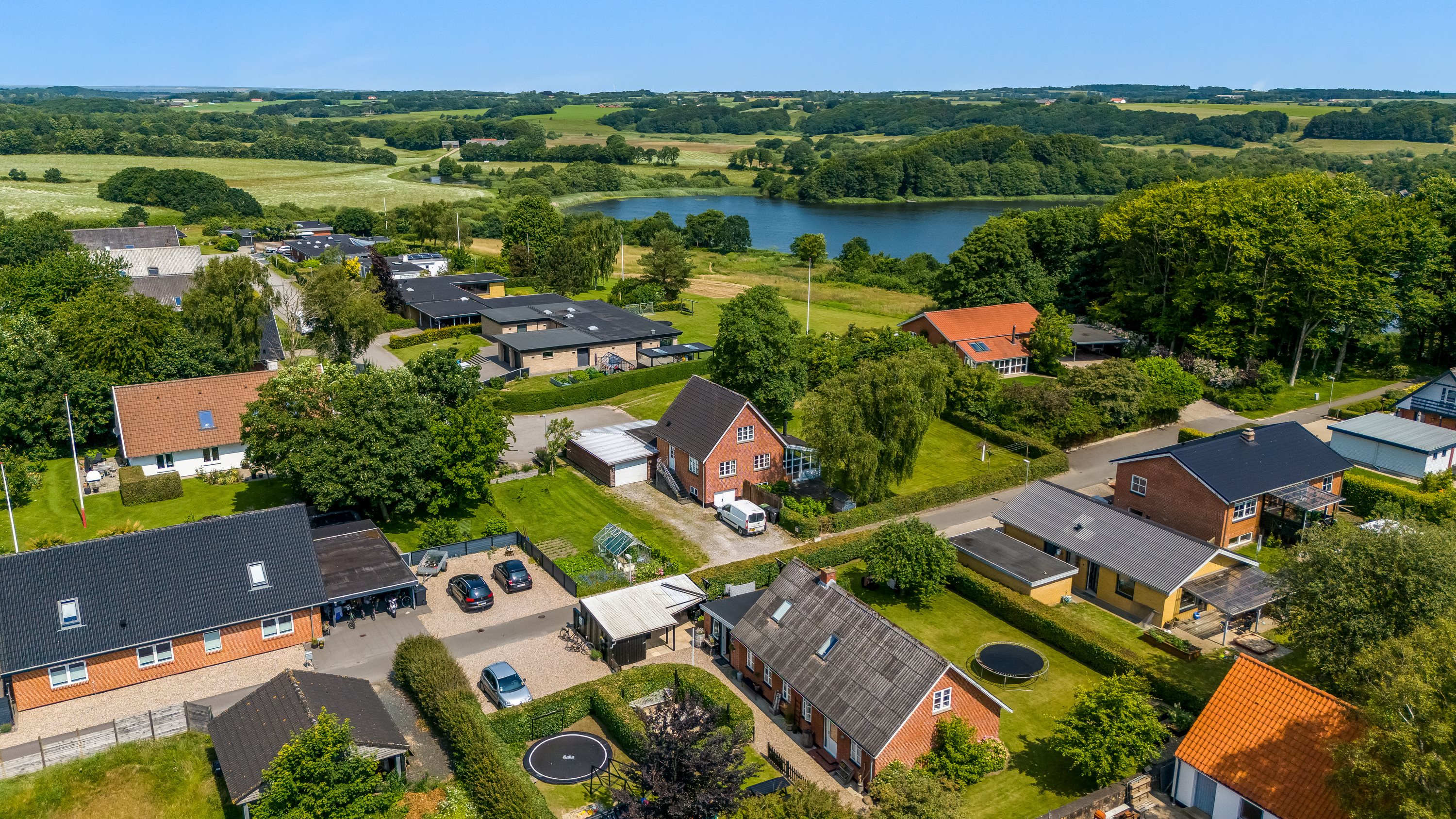 Fremhævet luftfoto billede i fuldskærmstilstand. Billede af Kirkebakken 3, Borbjerg, 7500 Holstebro