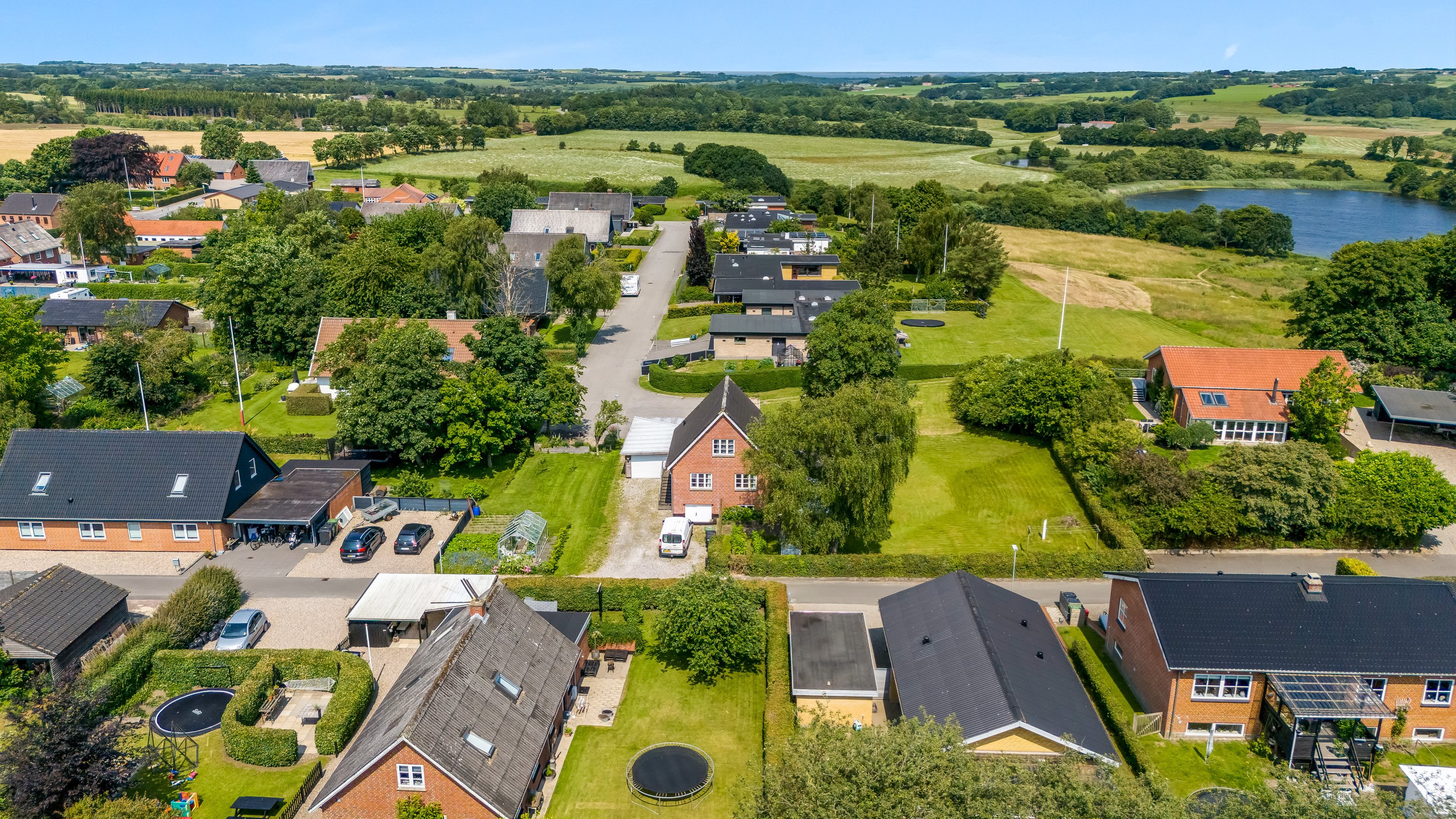 Fremhævet luftfoto billede i fuldskærmstilstand. Billede af Kirkebakken 3, Borbjerg, 7500 Holstebro