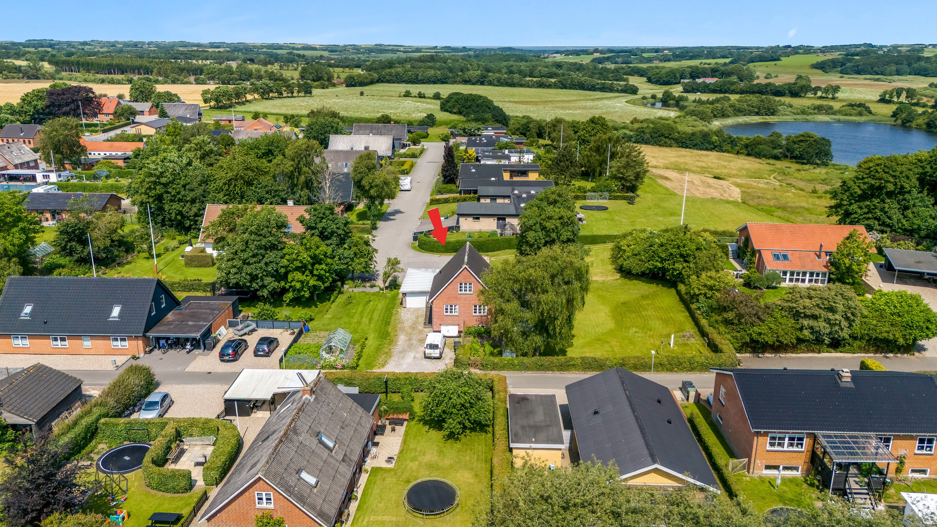 Fremhævet luftfoto billede i fuldskærmstilstand. Billede af Kirkebakken 3, Borbjerg, 7500 Holstebro