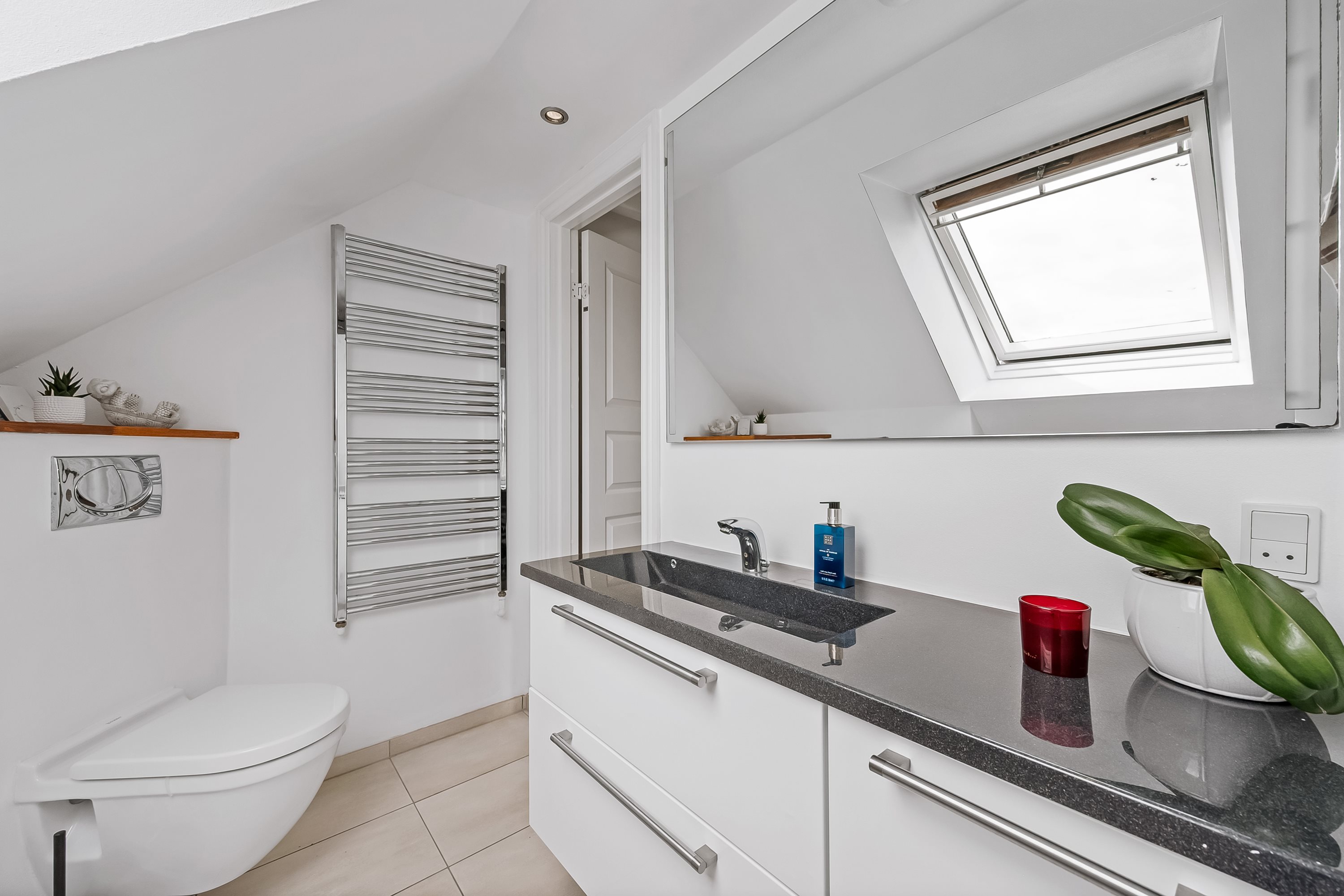 Fremhævet badeværelse billede i fuldskærmstilstand. Billede af Skavenvej 1B, Vostrup, 6880 Tarm