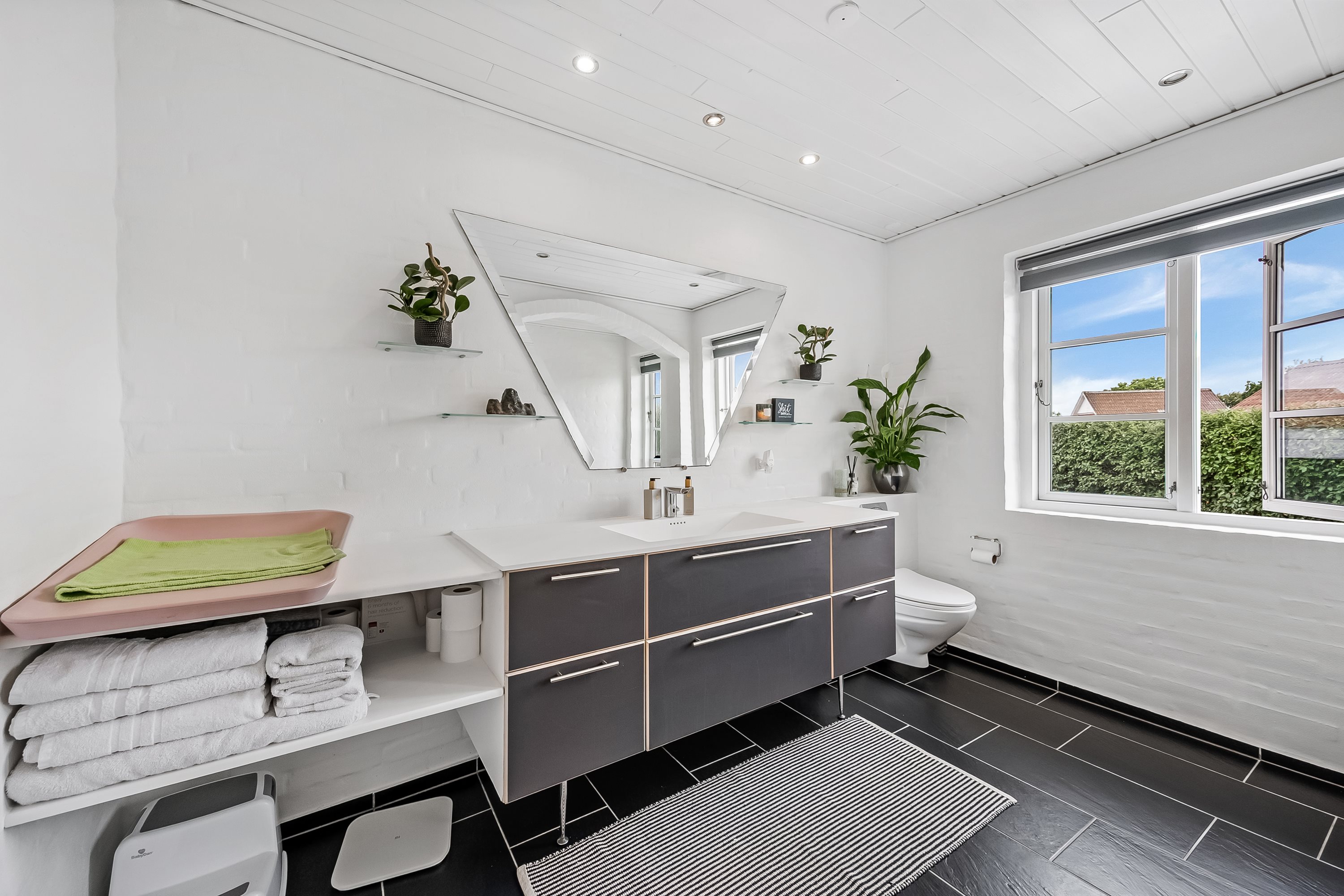 Fremhævet badeværelse billede i fuldskærmstilstand. Billede af Skavenvej 1B, Vostrup, 6880 Tarm