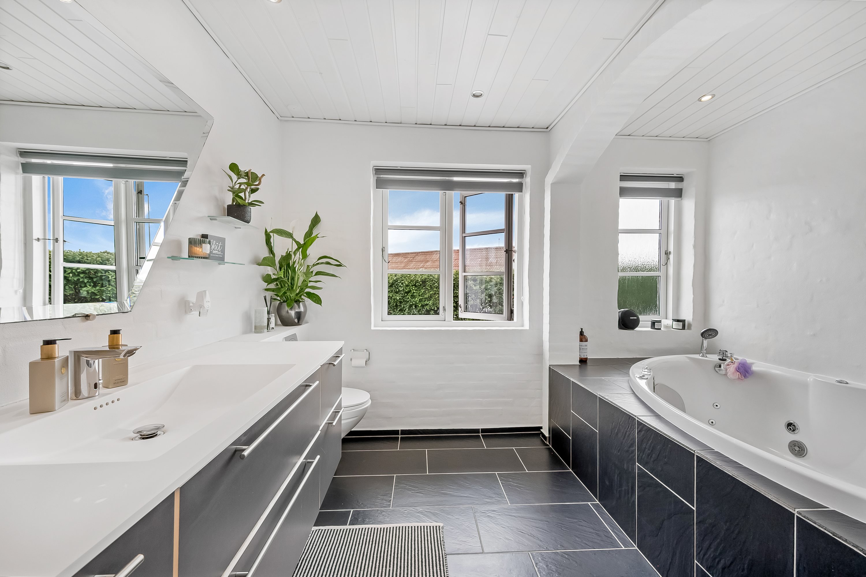 Fremhævet badeværelse billede i fuldskærmstilstand. Billede af Skavenvej 1B, Vostrup, 6880 Tarm