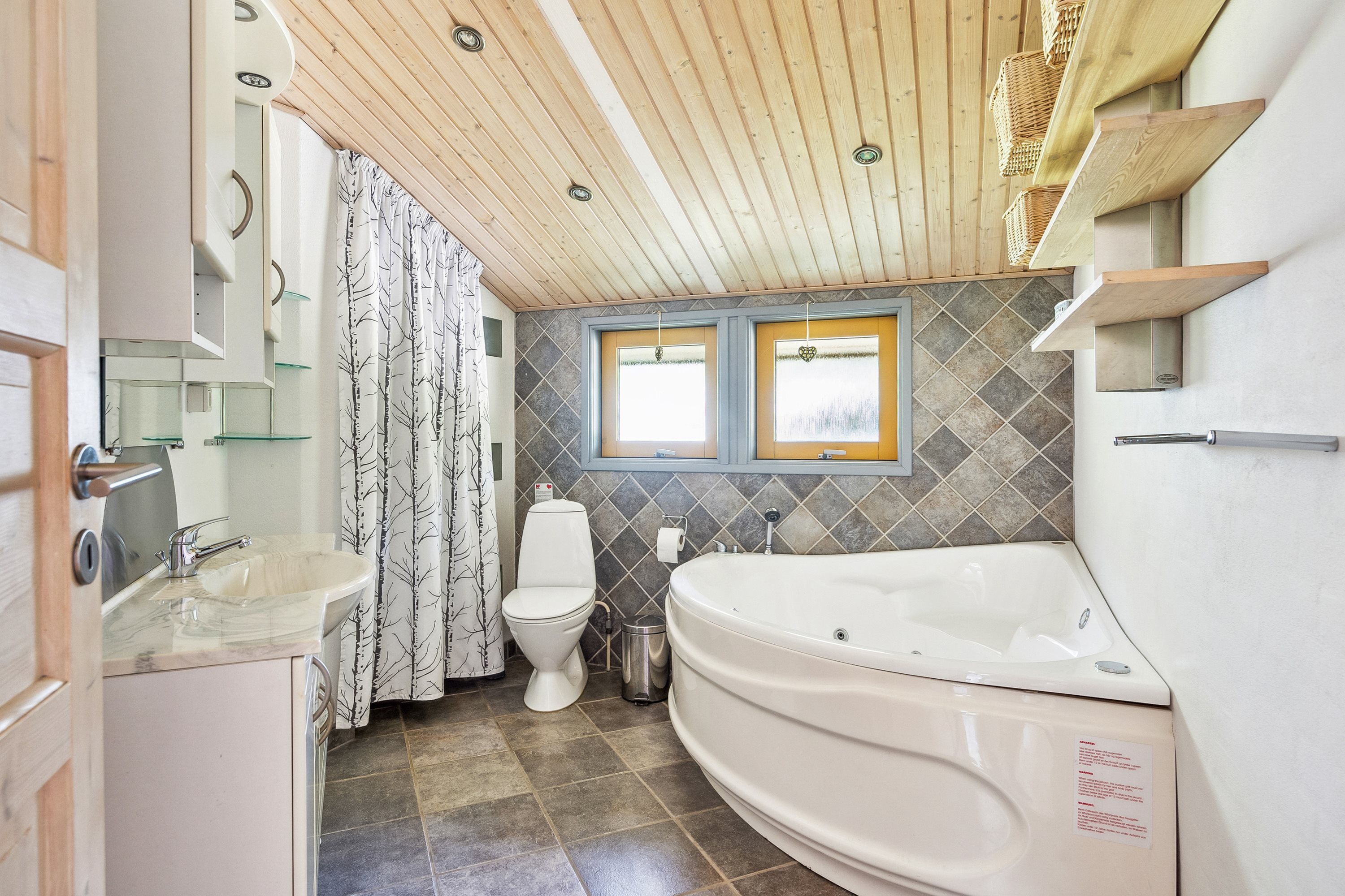 Fremhævet badeværelse billede i fuldskærmstilstand. Billede af Tranebærvej 17, Napstjært, 9981 Jerup