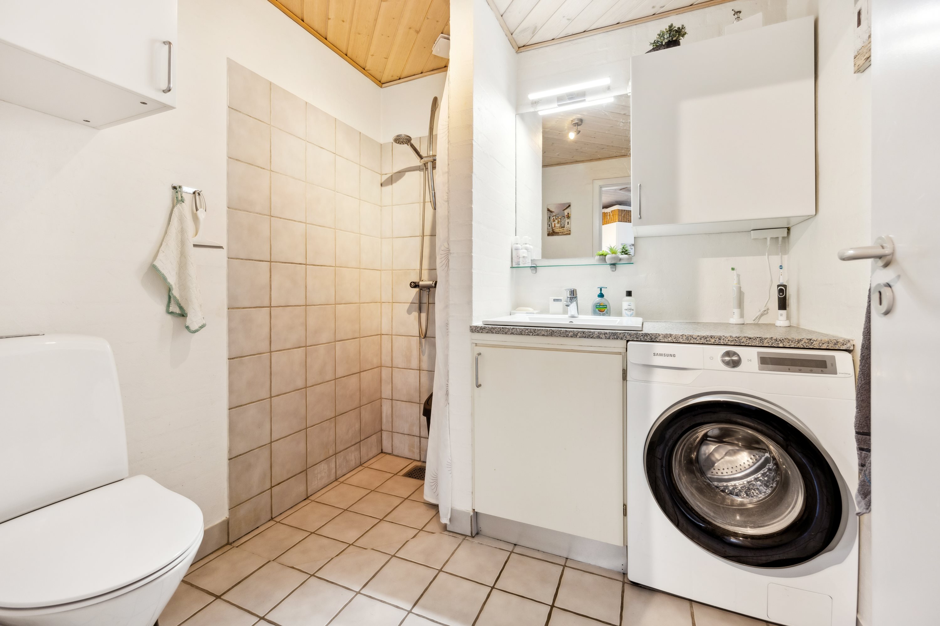 Fremhævet badeværelse billede i fuldskærmstilstand. Billede af Orkidevej 10, Kaas, 9490 Pandrup