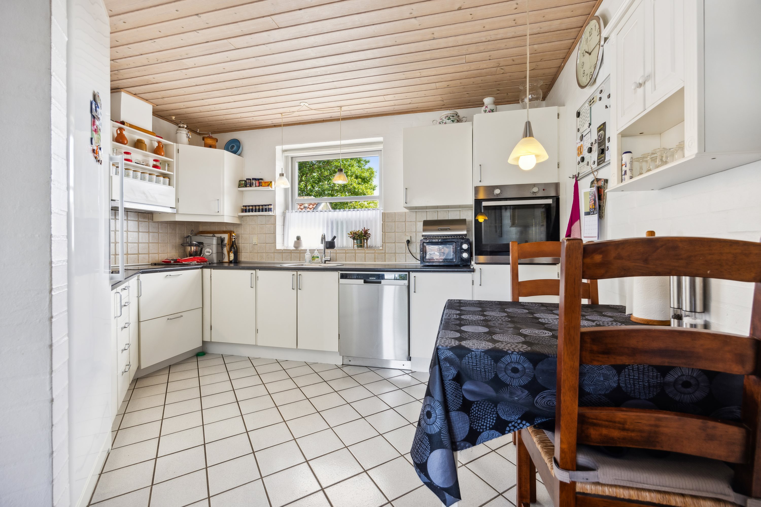 Fremhævet køkken billede i fuldskærmstilstand. Billede af Orkidevej 10, Kaas, 9490 Pandrup