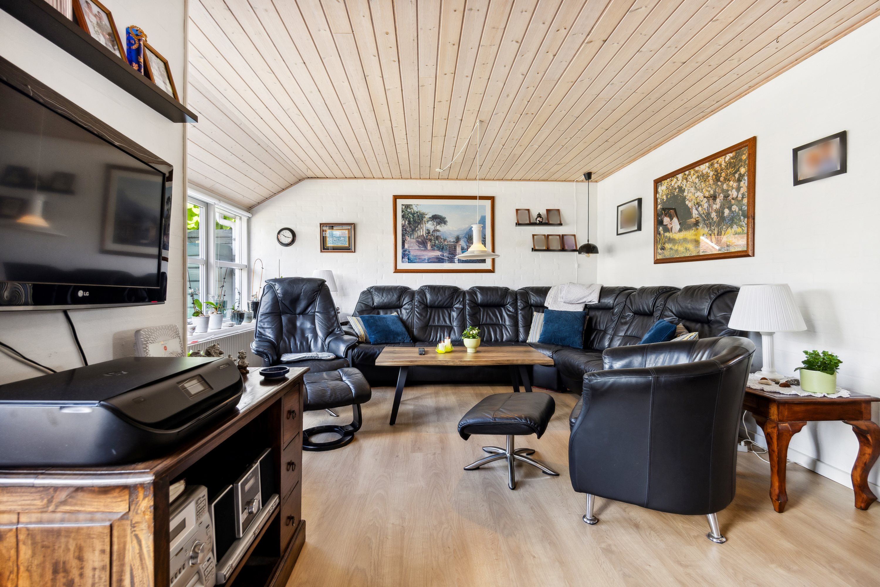 Fremhævet stue billede i fuldskærmstilstand. Billede af Orkidevej 10, Kaas, 9490 Pandrup