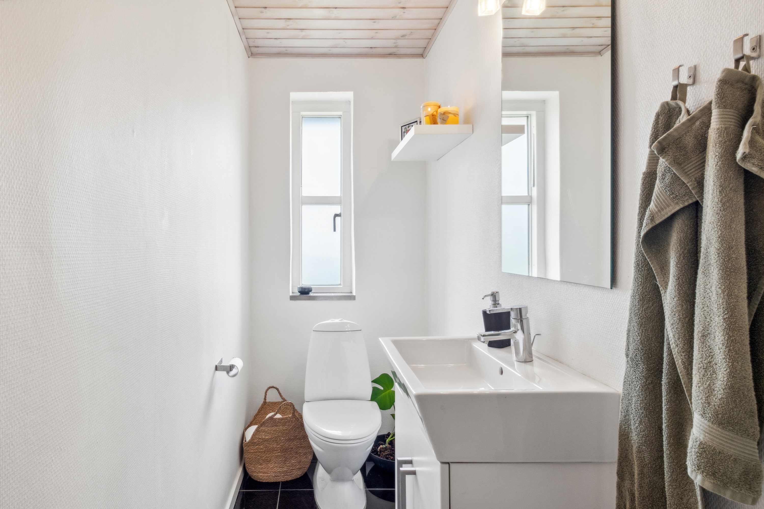 Fremhævet badeværelse billede i fuldskærmstilstand. Billede af Fyrrebakken 67, Øster Hornum, 9530 Støvring