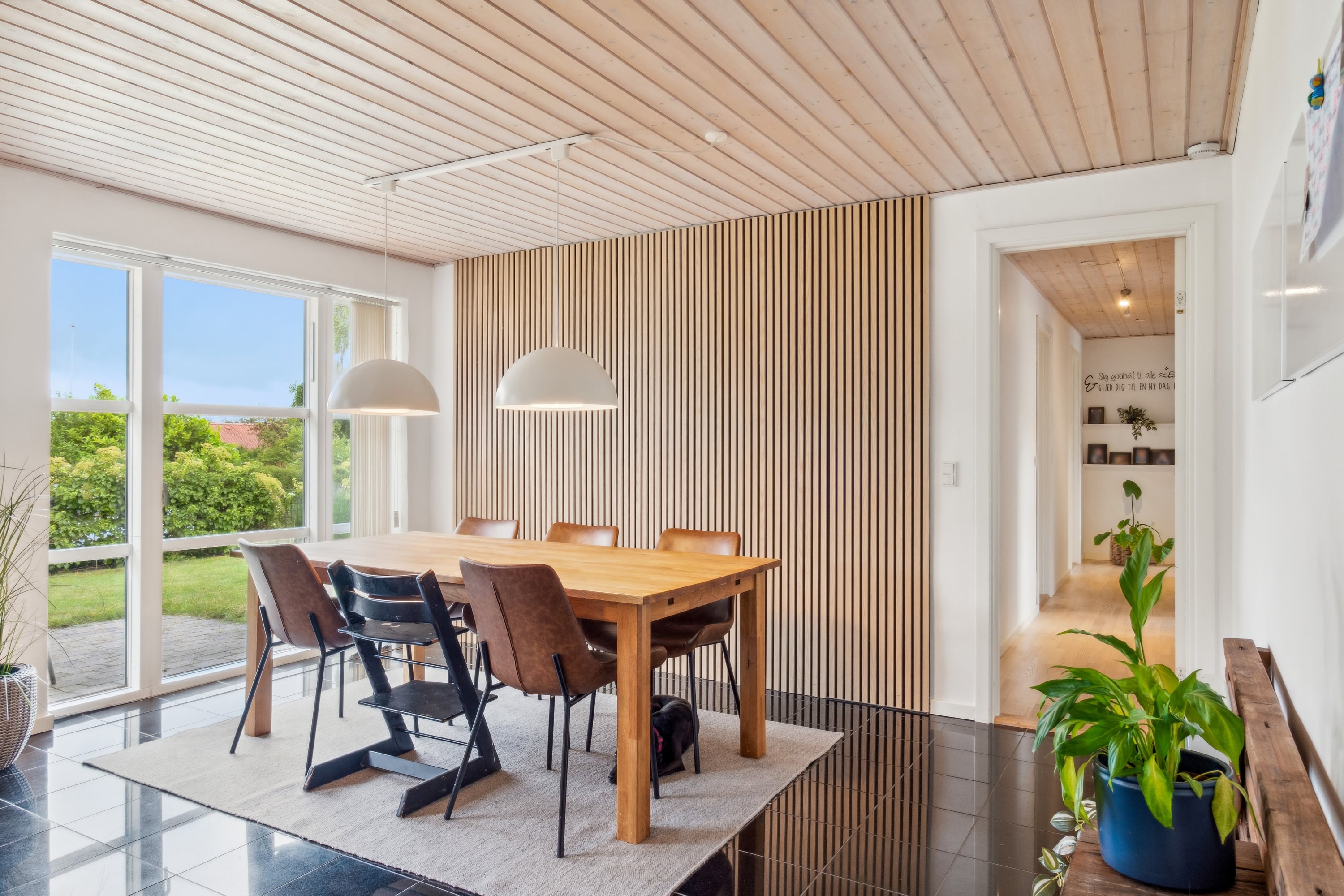 Fremhævet stue billede i fuldskærmstilstand. Billede af Fyrrebakken 67, Øster Hornum, 9530 Støvring