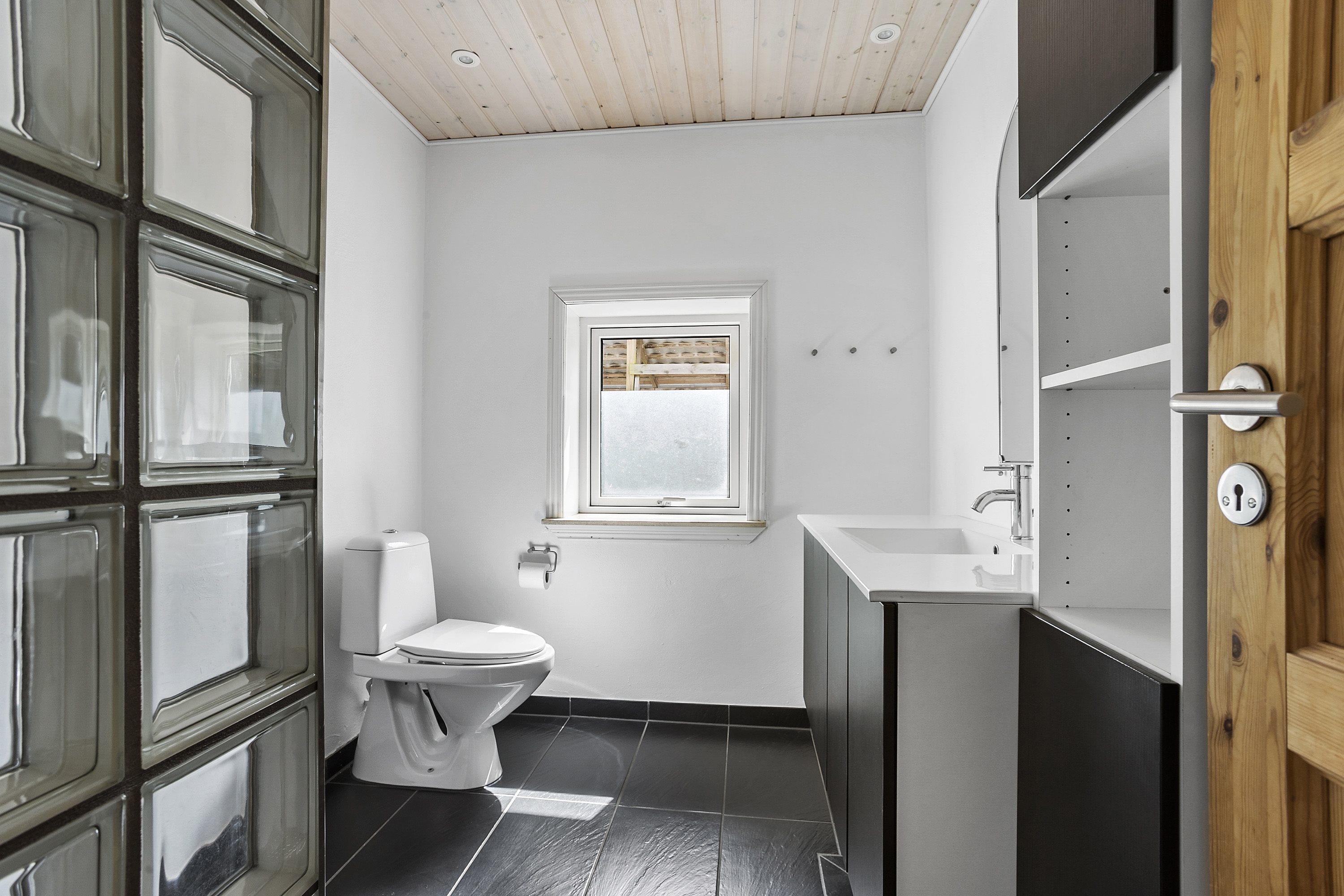 Fremhævet badeværelse billede i fuldskærmstilstand. Billede af Okslundvej 20, Lindknud, 6650 Brørup