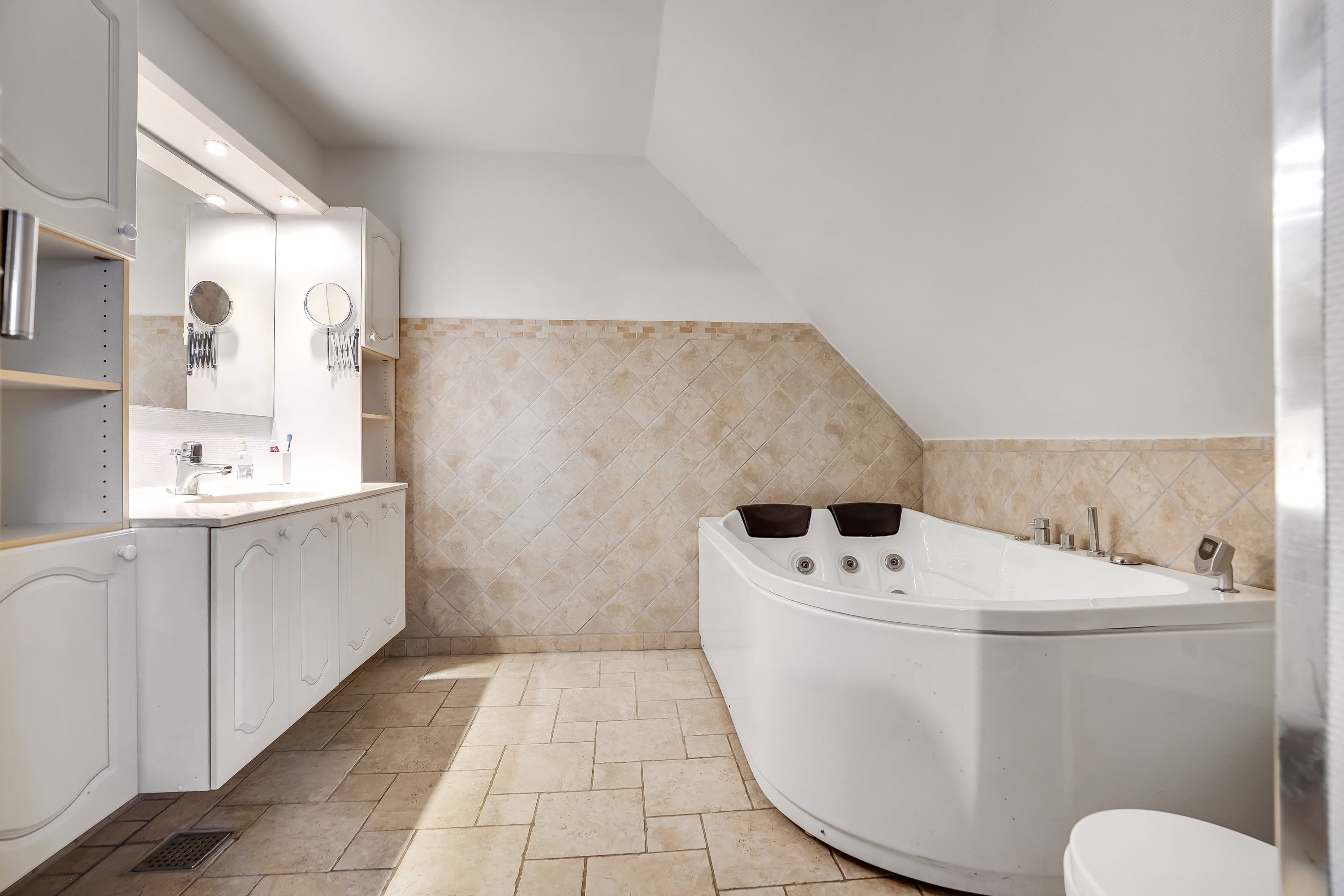 Fremhævet badeværelse billede i fuldskærmstilstand. Billede af Stentevangen 9, Korup, 5210 Odense NV