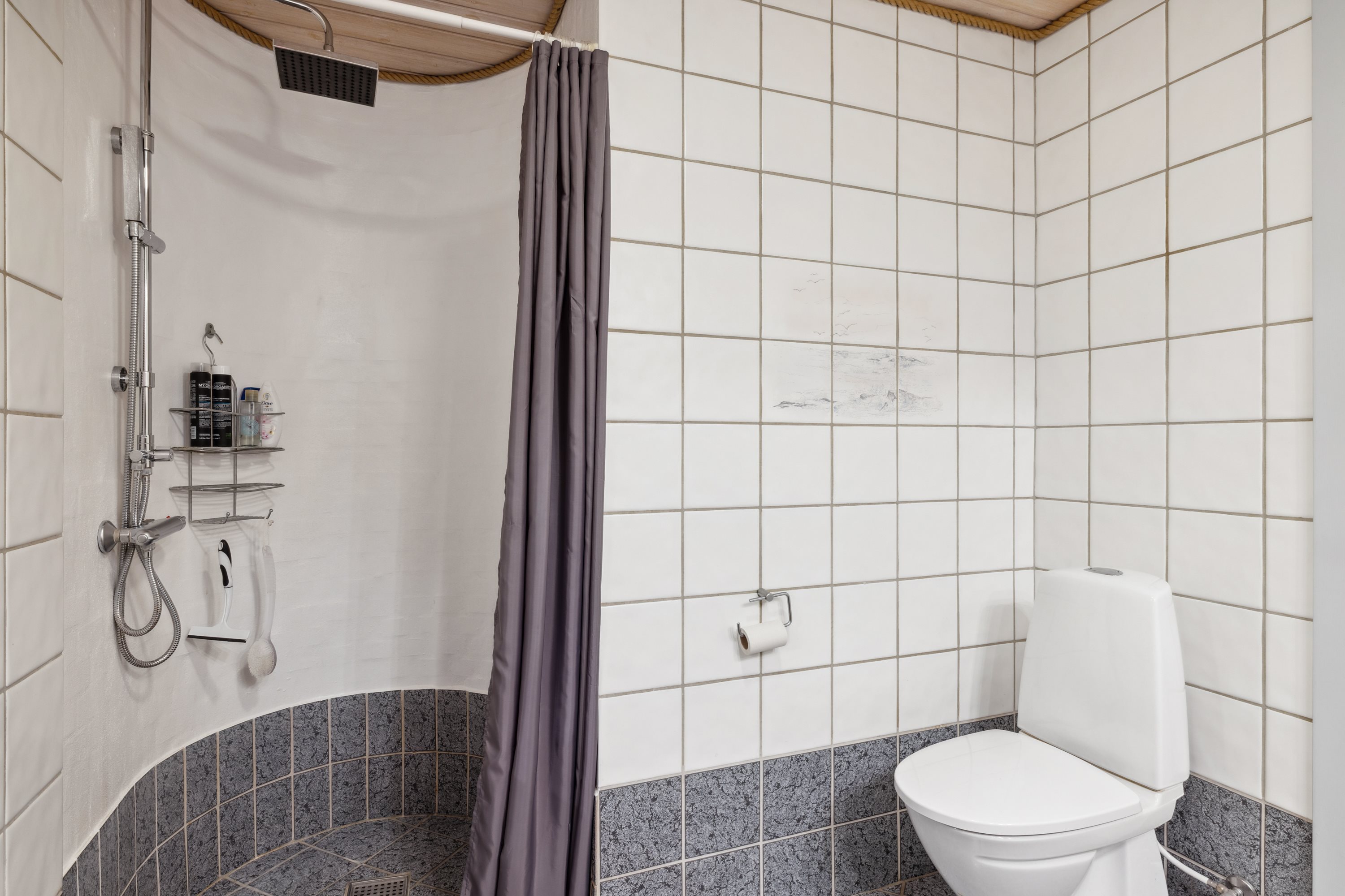 Fremhævet badeværelse billede i fuldskærmstilstand. Billede af Gyvelskrænten 2, 8961 Allingåbro