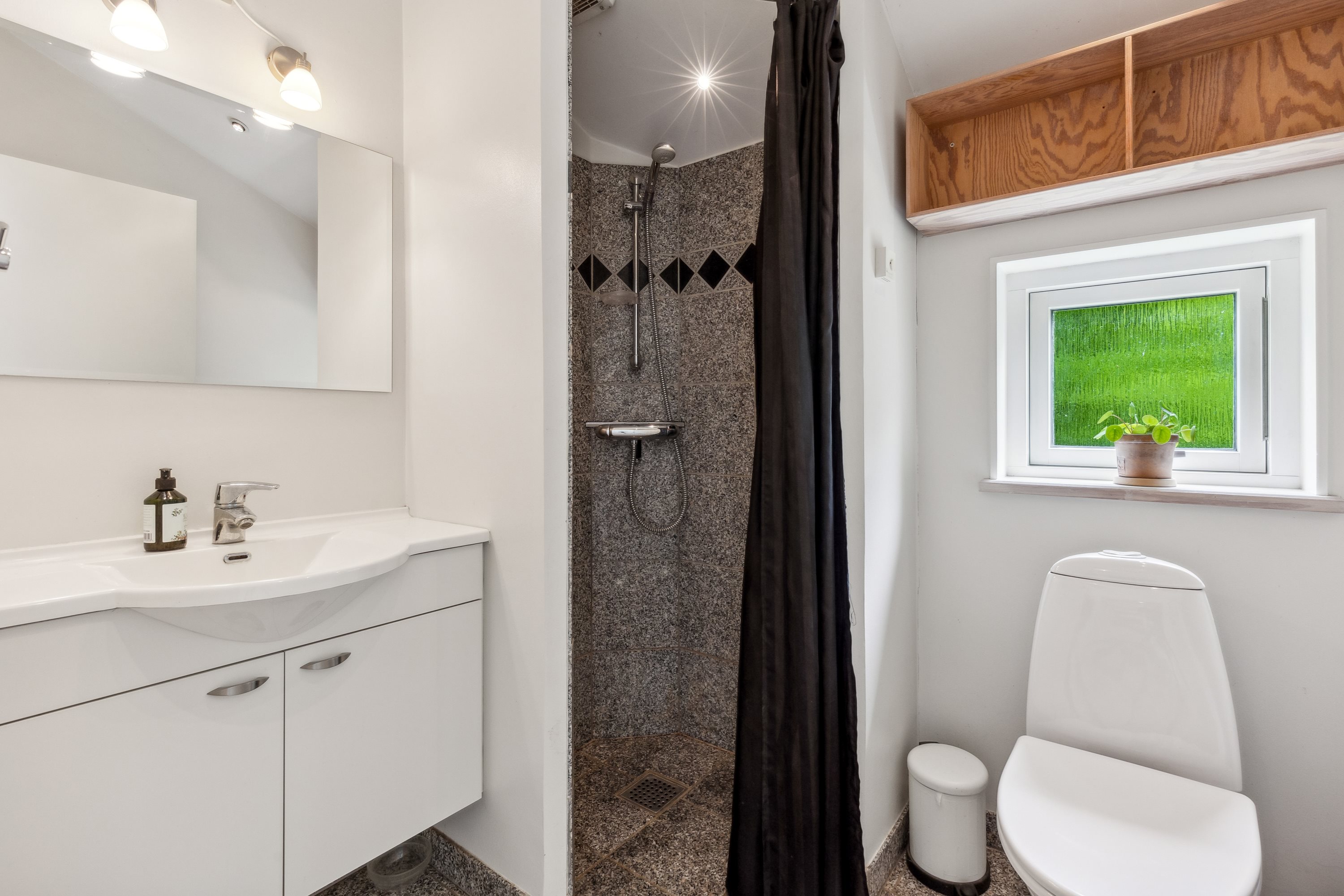 Fremhævet badeværelse billede i fuldskærmstilstand. Billede af Brinken 191, 4671 Strøby