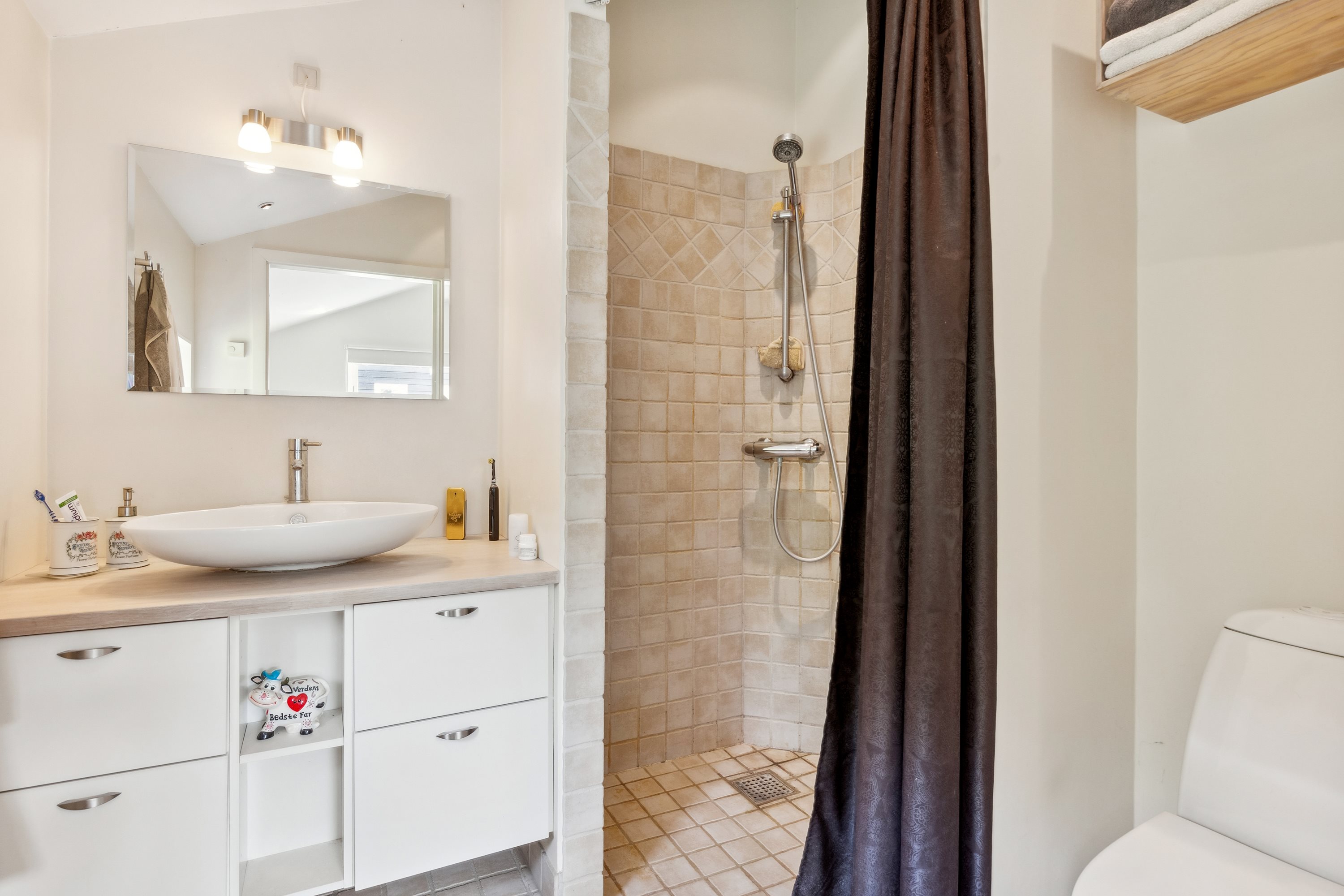 Fremhævet badeværelse billede i fuldskærmstilstand. Billede af Brinken 191, 4671 Strøby