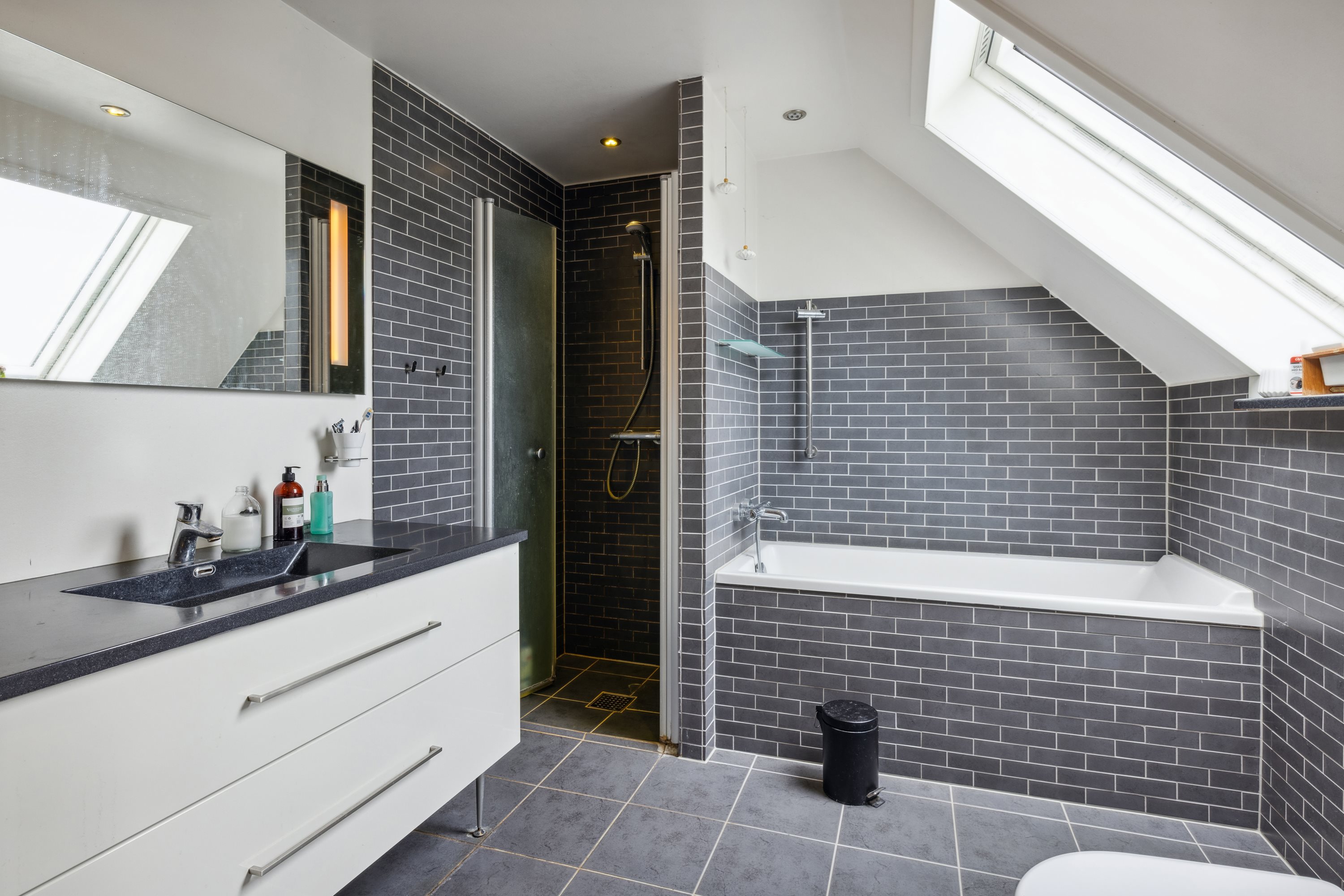 Fremhævet badeværelse billede i fuldskærmstilstand. Billede af Højvangen 38, 8800 Viborg