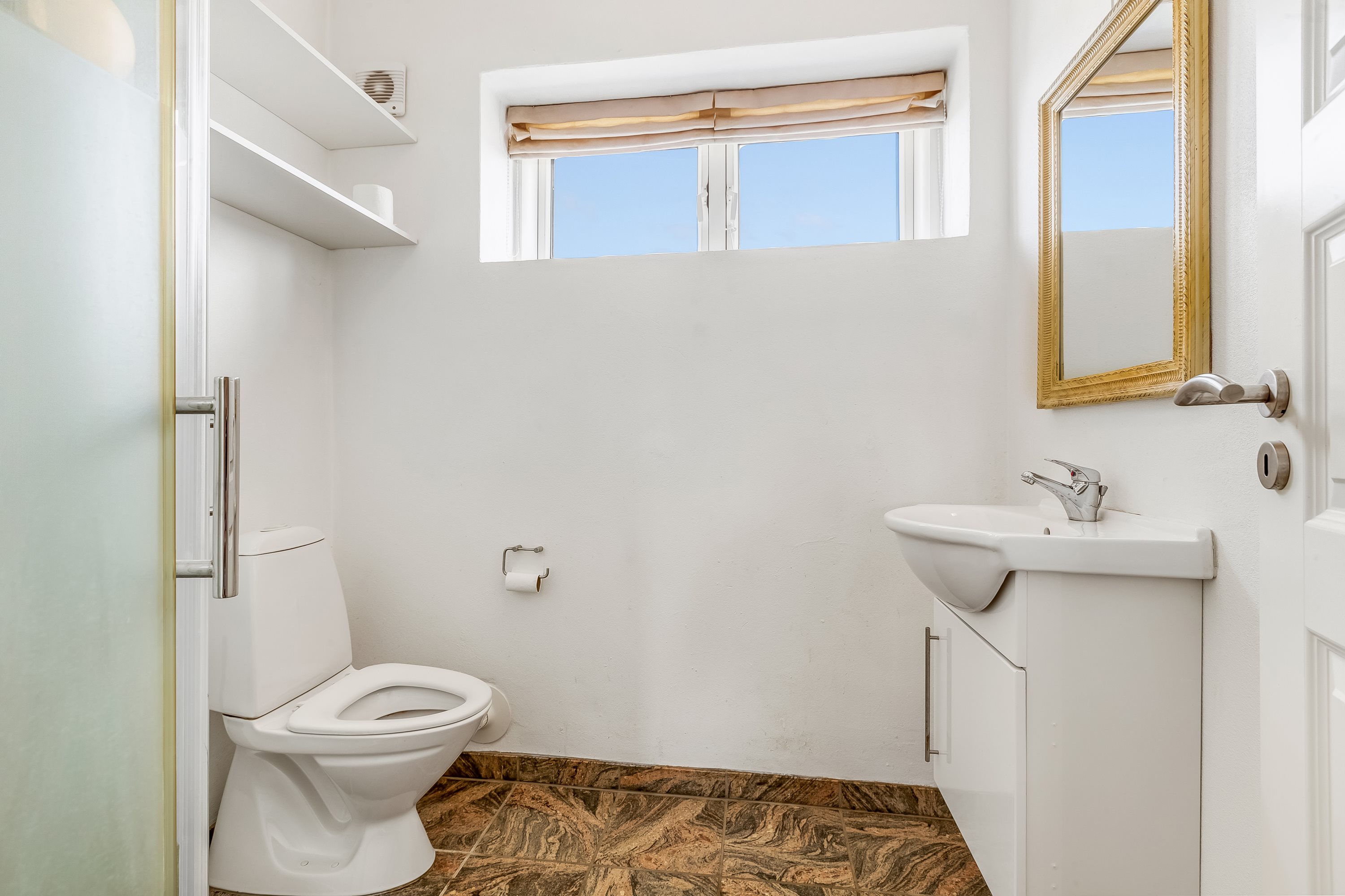 Fremhævet badeværelse billede i fuldskærmstilstand. Billede af Vesterhavsgade 121, 7680 Thyborøn