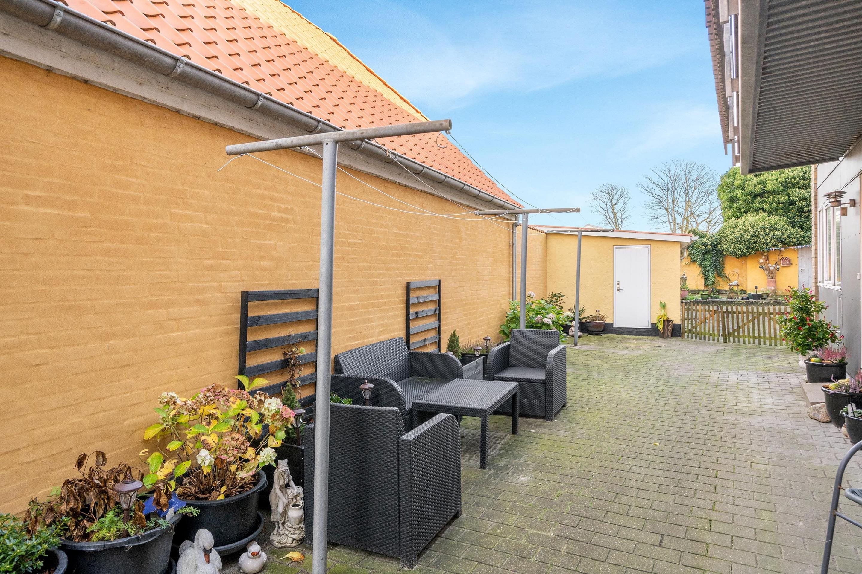 Fremhævet gårdmiljø billede i fuldskærmstilstand. Billede af St Tranegade 22, 1. tv., 9240 Nibe