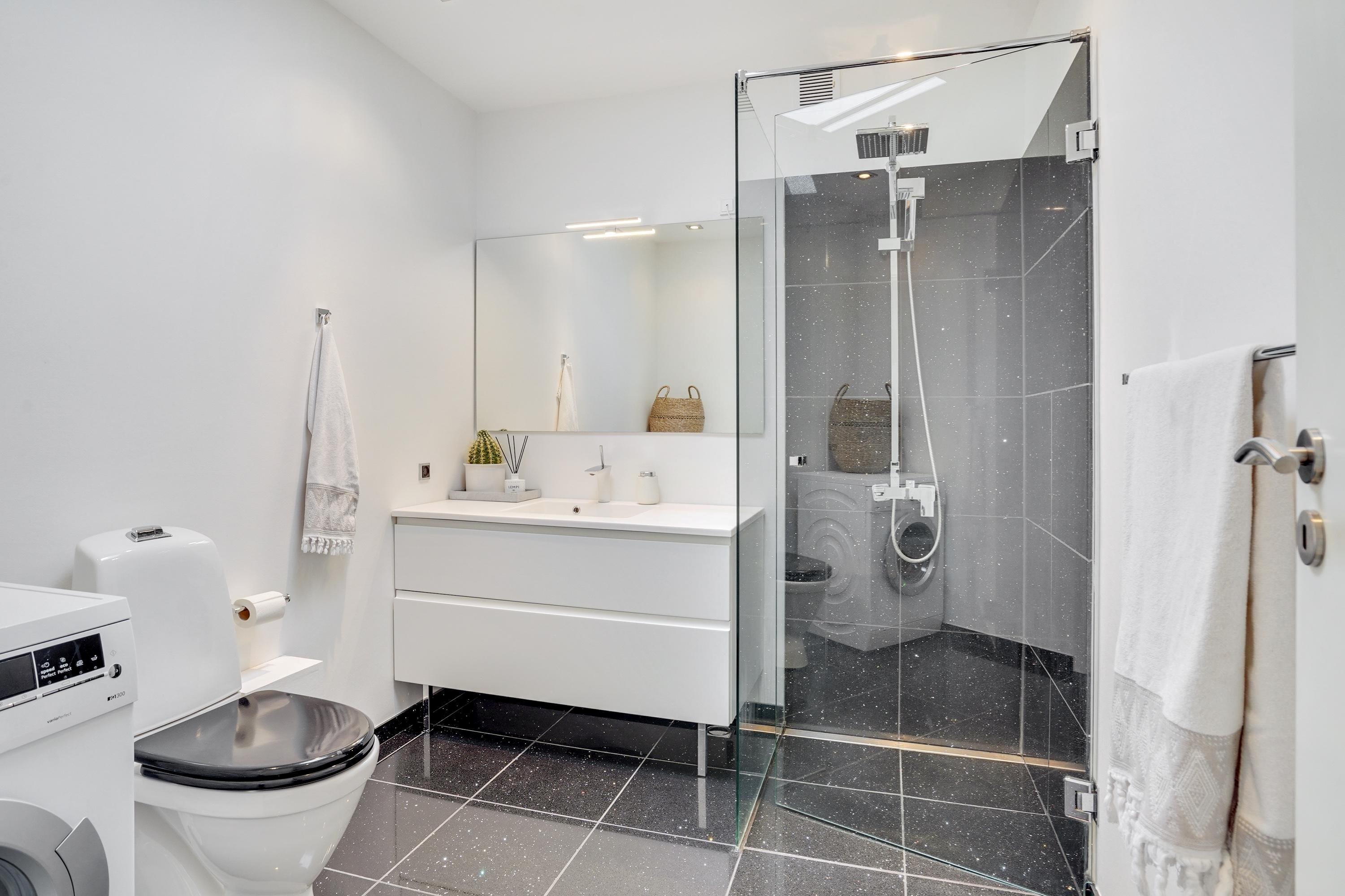 Fremhævet badeværelse billede i fuldskærmstilstand. Billede af St Tranegade 22, 1. tv., 9240 Nibe