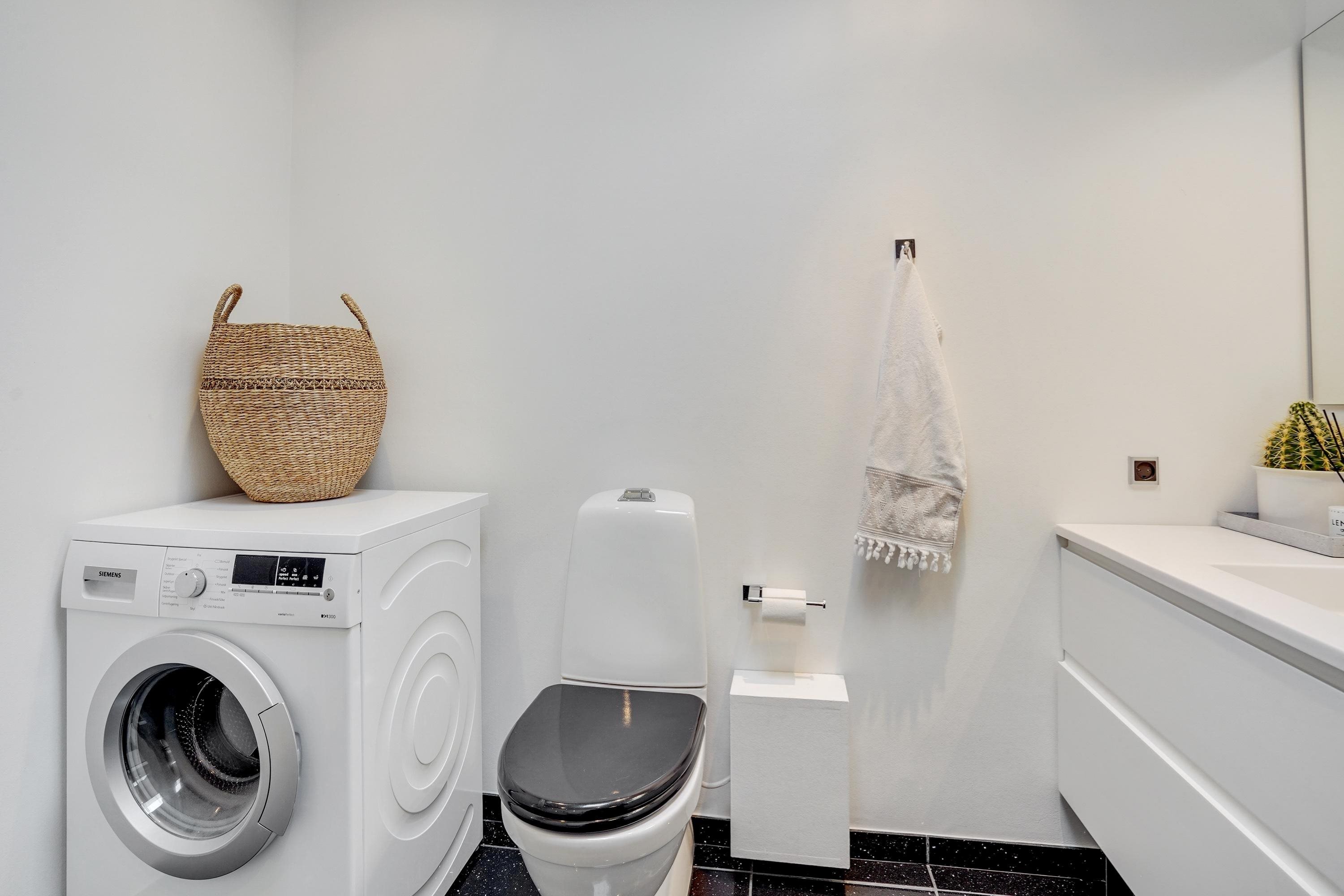 Fremhævet badeværelse billede i fuldskærmstilstand. Billede af St Tranegade 22, 1. tv., 9240 Nibe