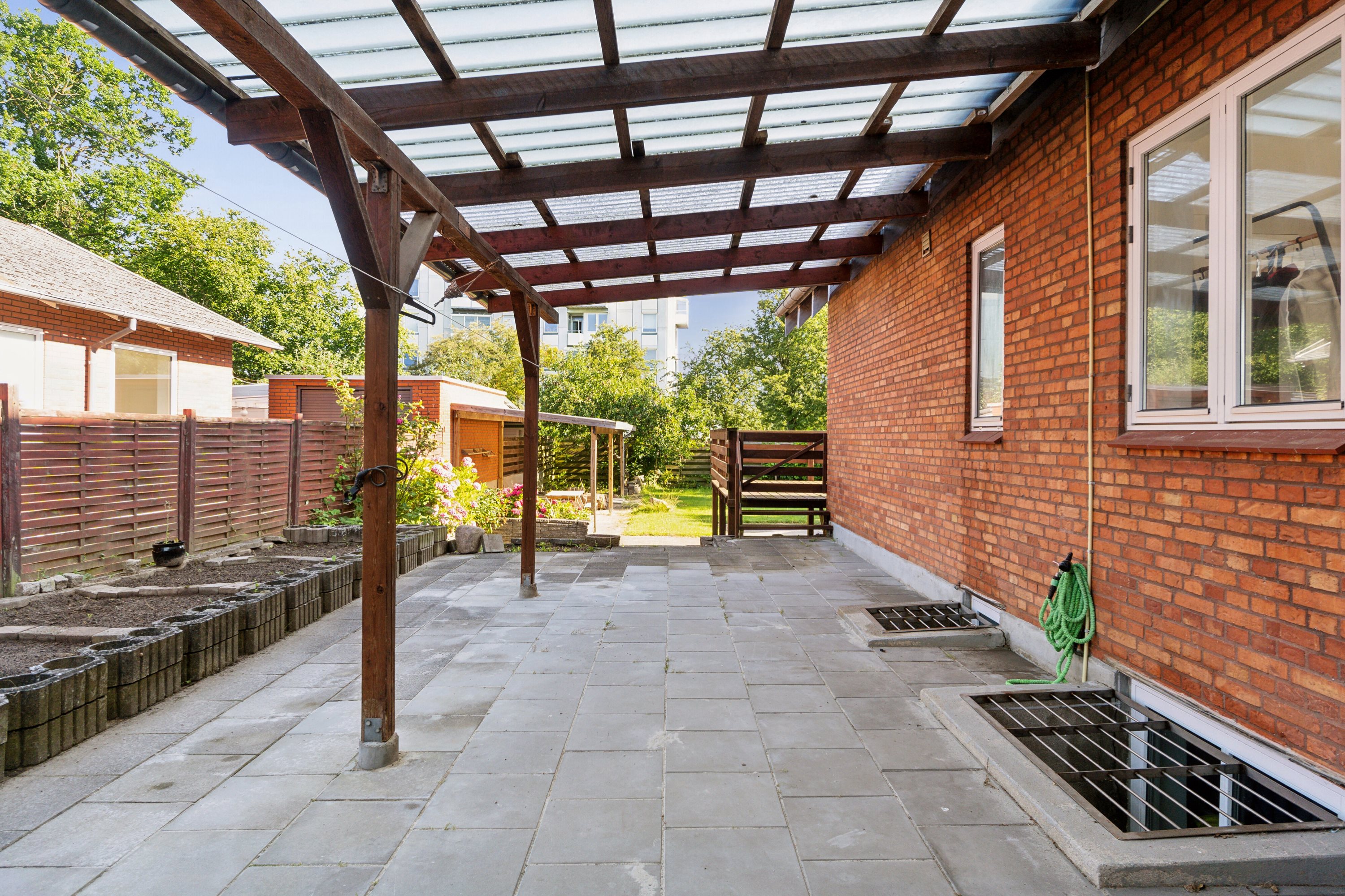 Fremhævet overdækket terrasse billede i fuldskærmstilstand. Billede af Skovmærkevej 12, 5220 Odense SØ