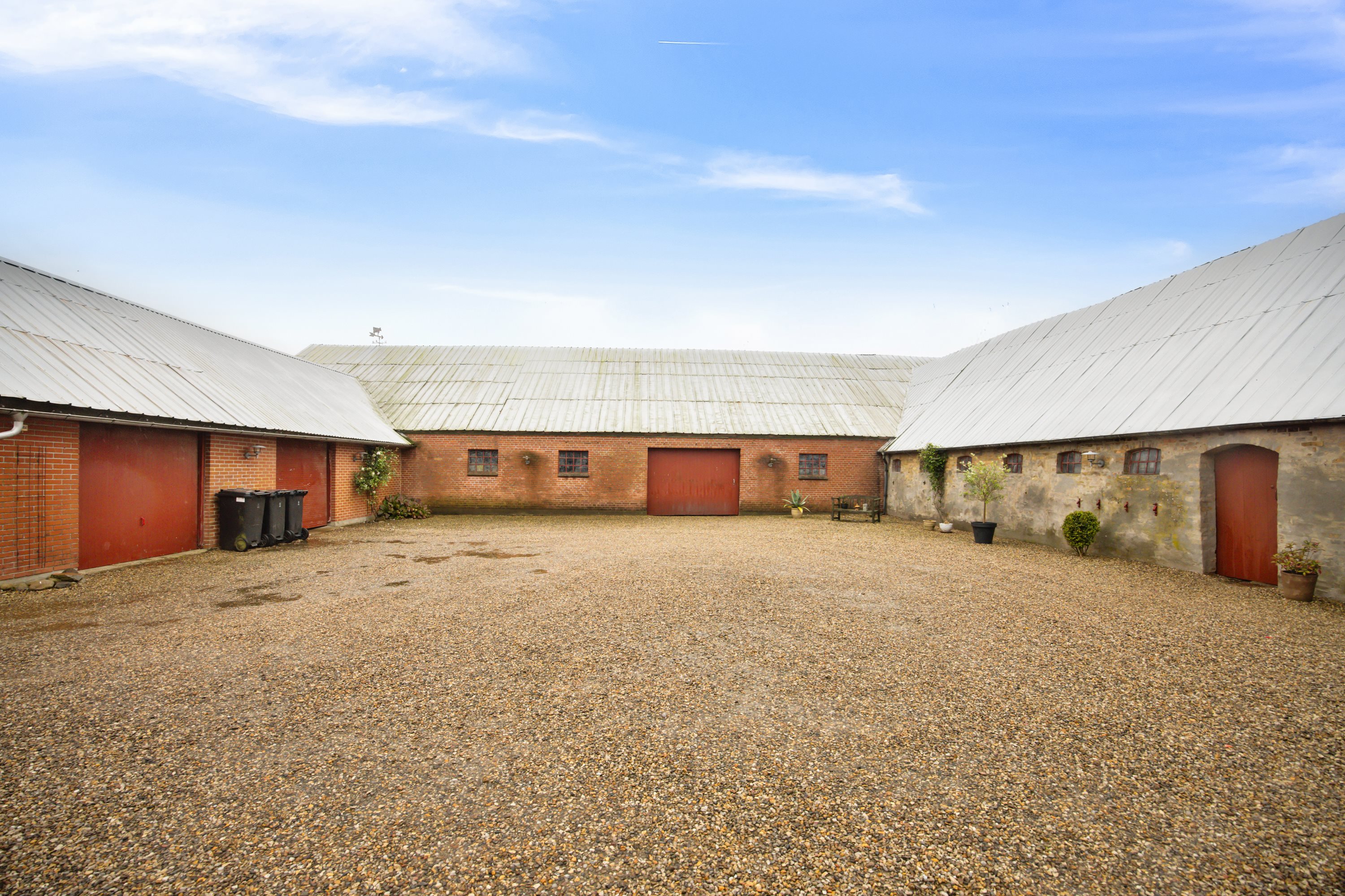 Fremhævet garage og lade billede i fuldskærmstilstand. Billede af Nordmorsvej 54, Solbjerg, 7950 Erslev