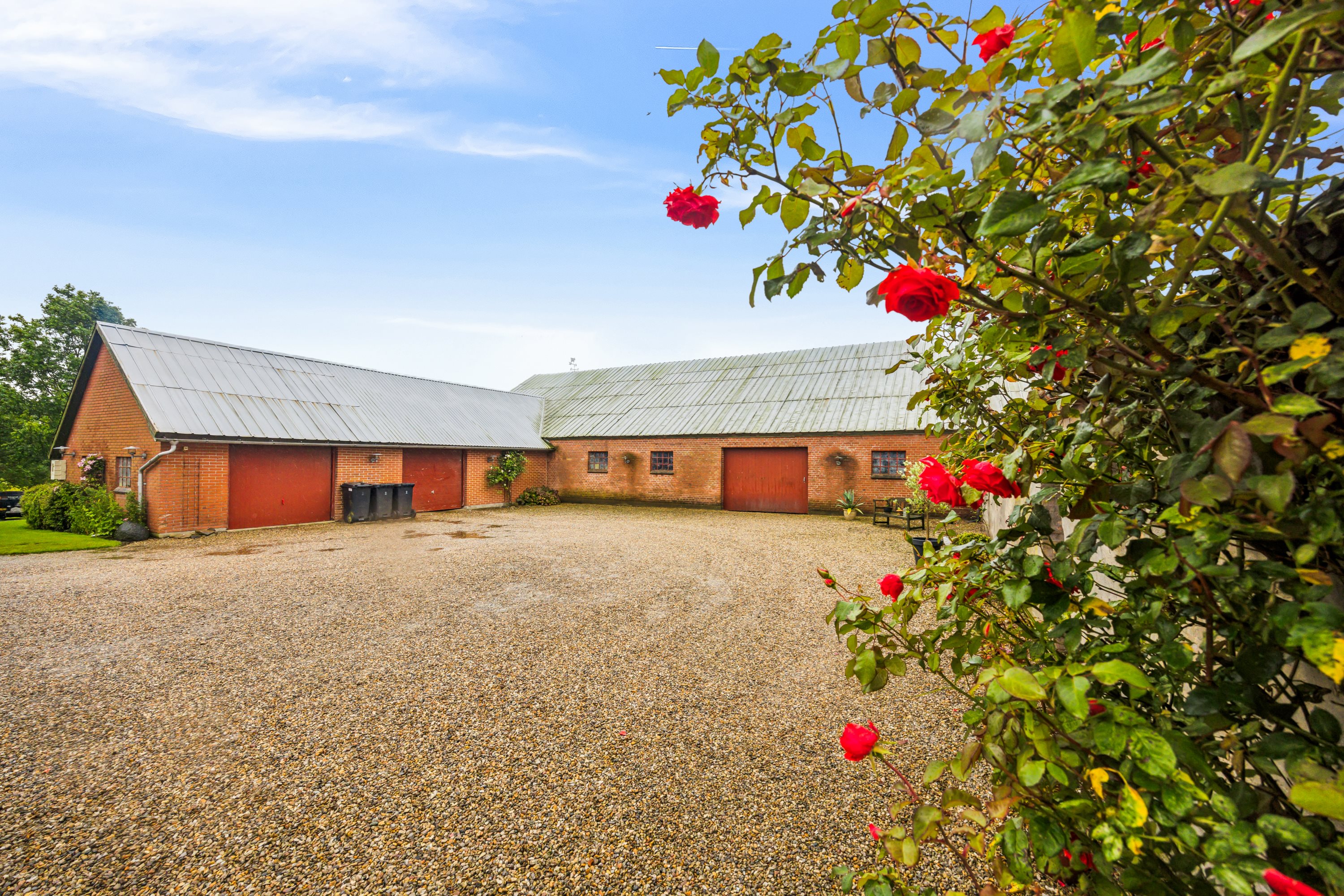 Fremhævet garage og lade billede i fuldskærmstilstand. Billede af Nordmorsvej 54, Solbjerg, 7950 Erslev