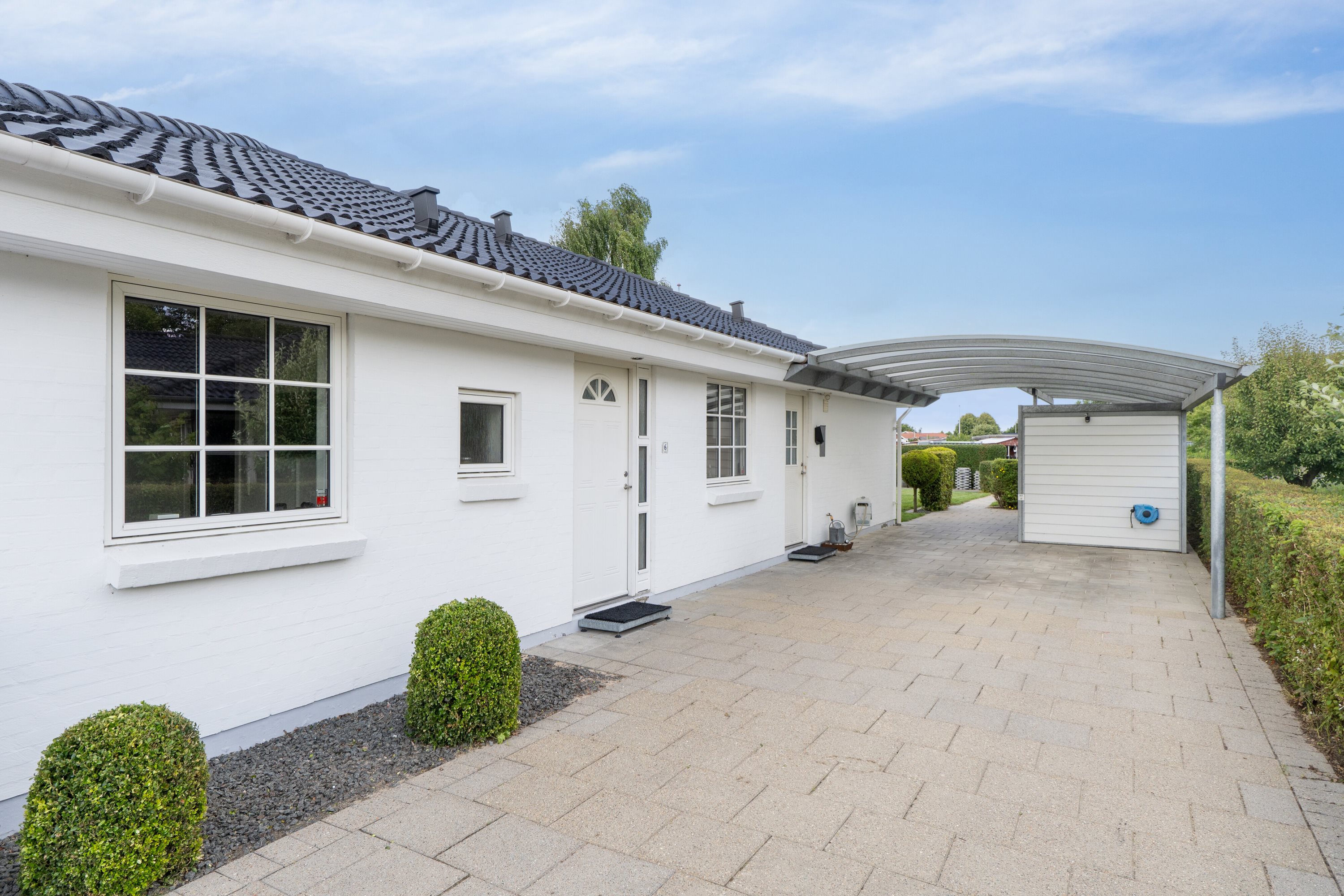 Fremhævet indkørsel billede i fuldskærmstilstand. Billede af Krokusvænget 6, Otterup, 5450 Otterup