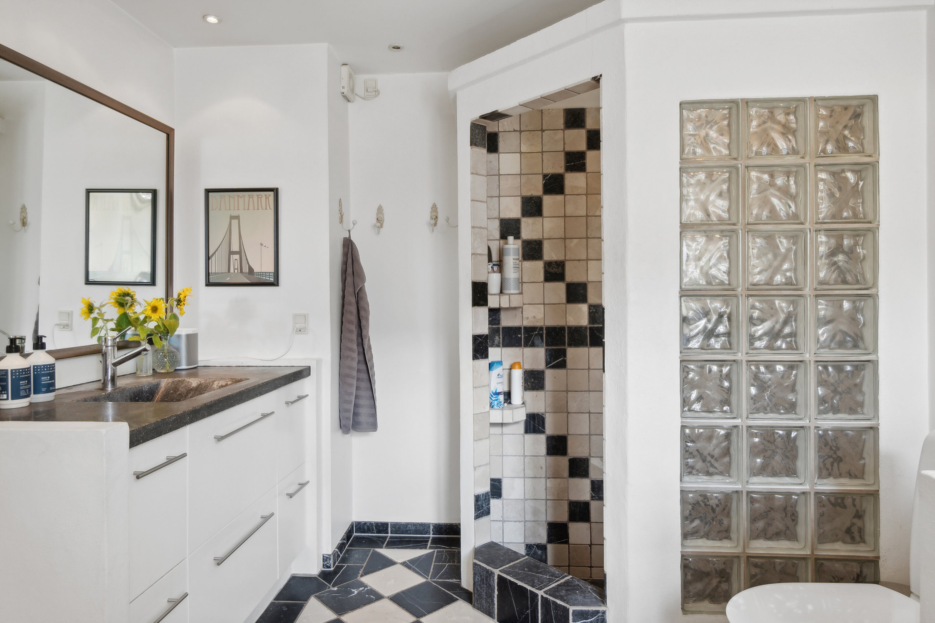 Fremhævet badeværelse billede i fuldskærmstilstand. Billede af Møllebakken 9, 4581 Rørvig