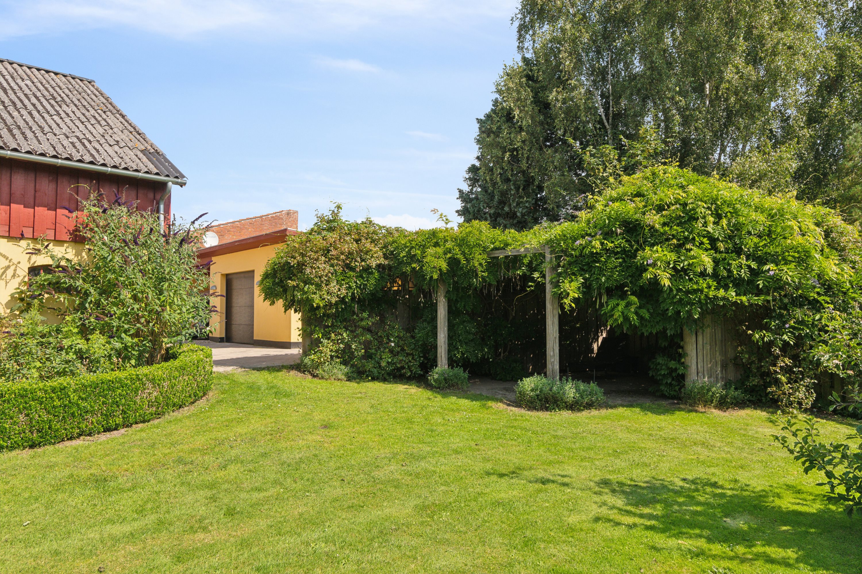 Fremhævet udendørs billede i fuldskærmstilstand. Billede af Møllebakken 9, 4581 Rørvig