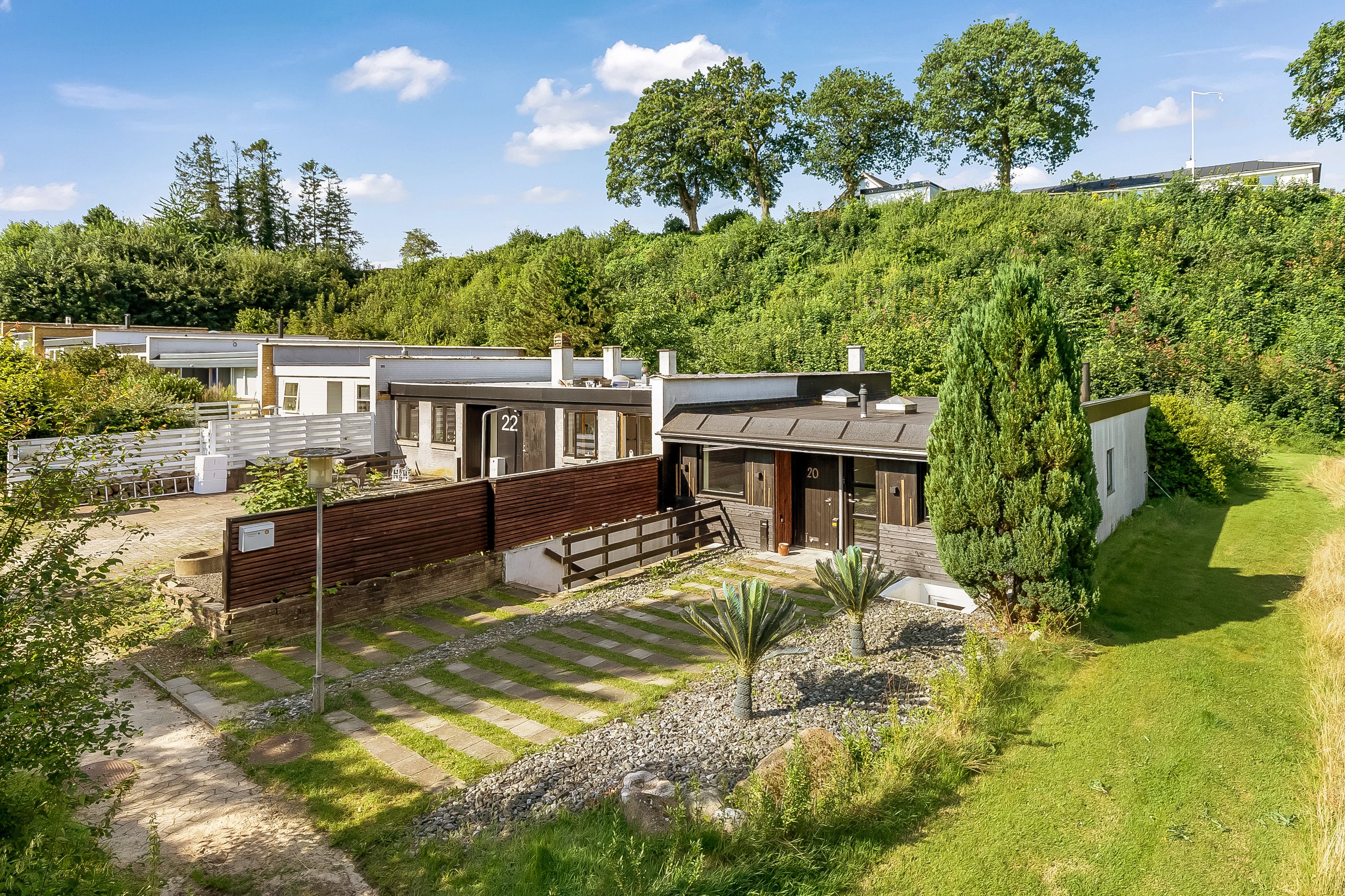 Fremhævet mastefoto billede i fuldskærmstilstand. Billede af Fyrrelunden 20, 6051 Almind