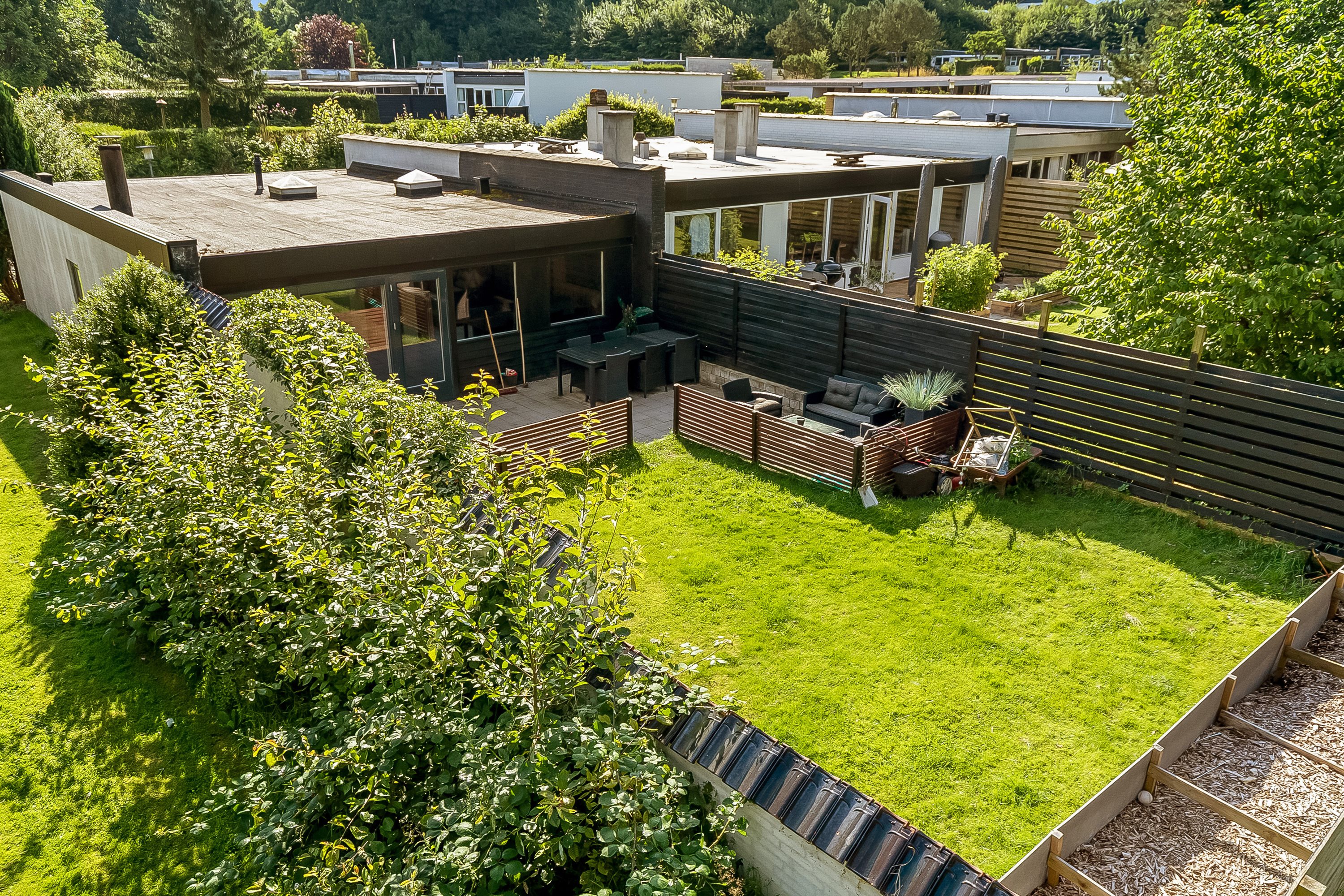 Fremhævet mastefoto billede i fuldskærmstilstand. Billede af Fyrrelunden 20, 6051 Almind