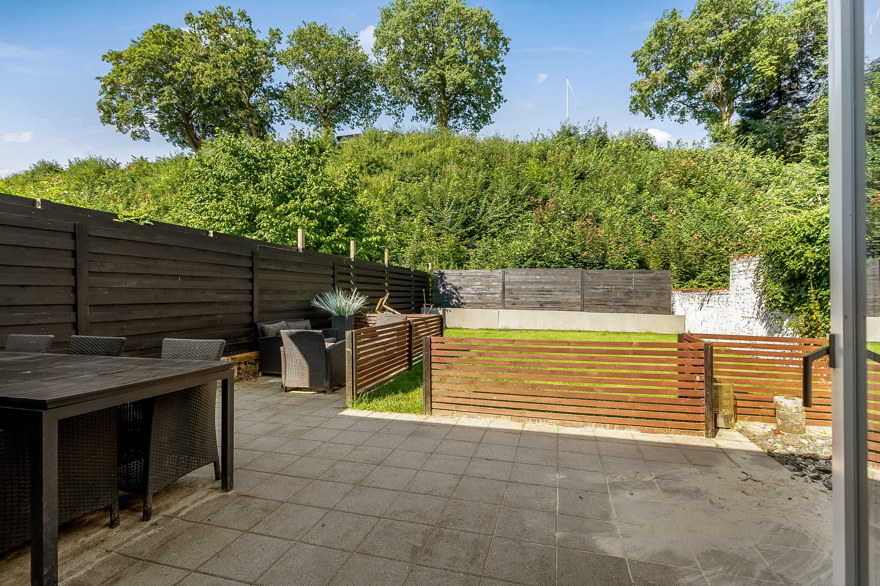 Fremhævet terrasse billede i fuldskærmstilstand. Billede af Fyrrelunden 20, 6051 Almind