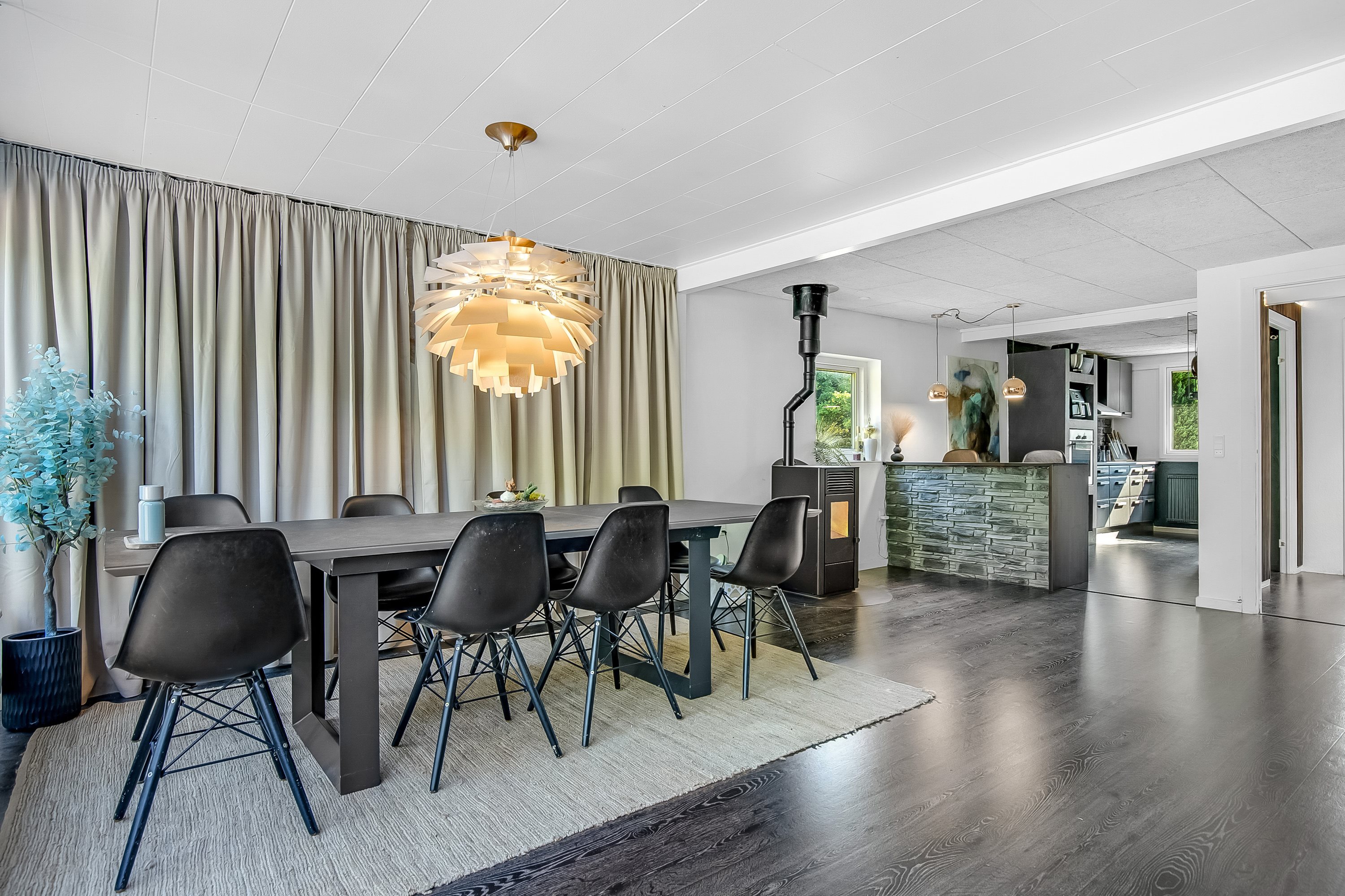 Fremhævet stue billede i fuldskærmstilstand. Billede af Fyrrelunden 20, 6051 Almind