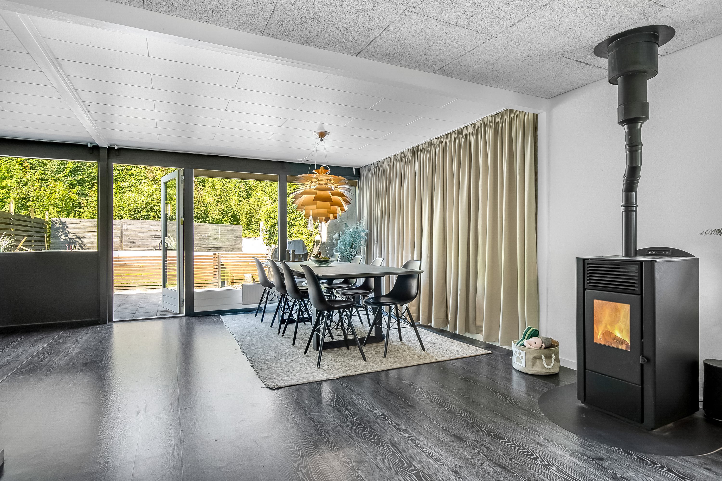 Fremhævet stue billede i fuldskærmstilstand. Billede af Fyrrelunden 20, 6051 Almind